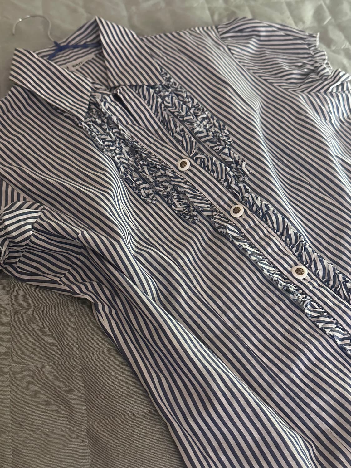 블루 스트라이프 프릴 블라우스 긱시크 프레피 상품이미지2