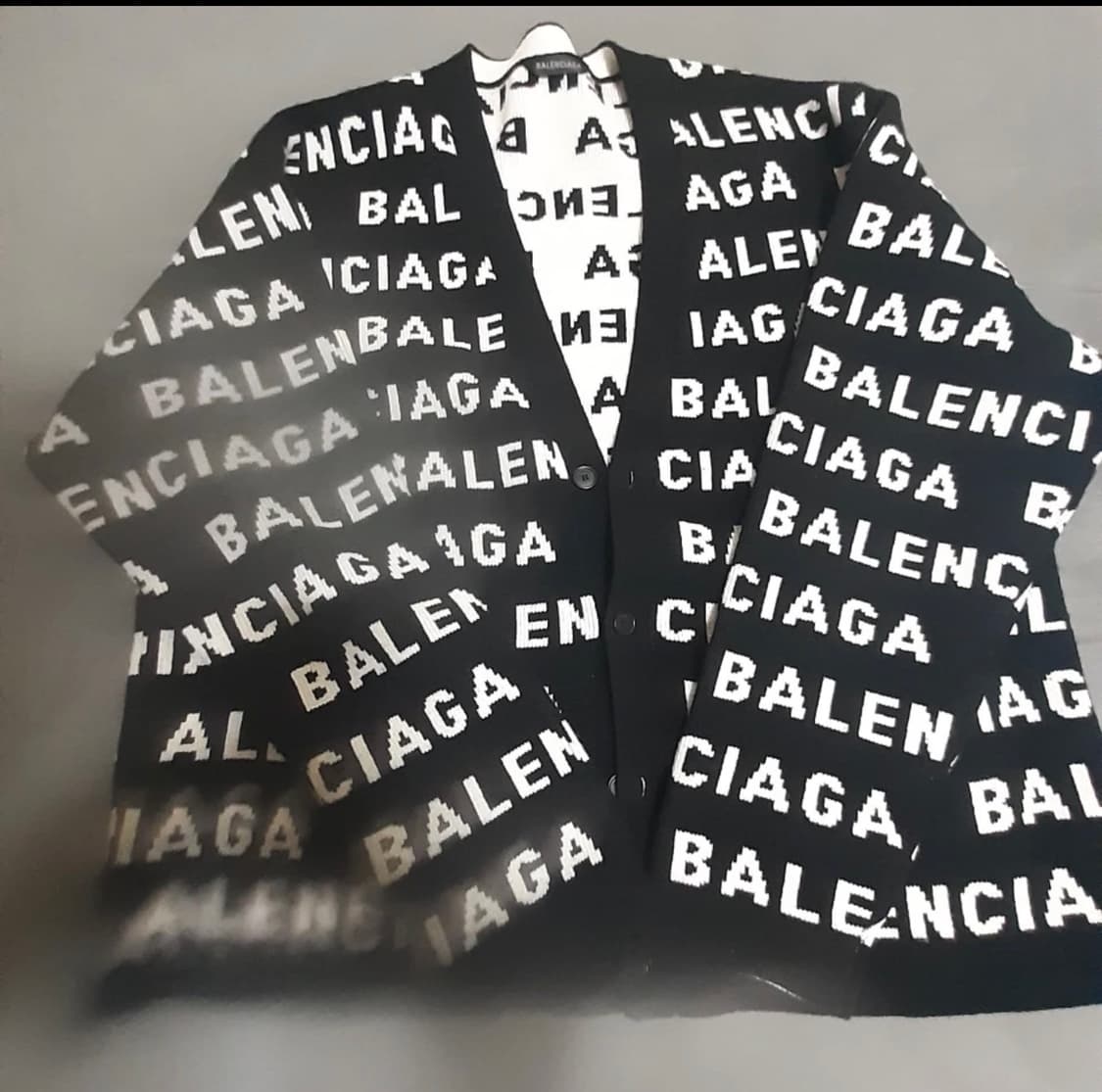 발렌시아가 니트 팝니다 상품이미지1