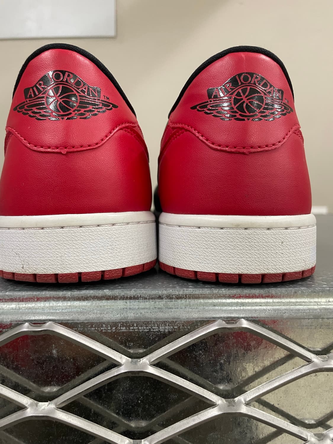 나이키 조던 1 로우 블랙 바시티 레드 300 (gr-4166) 상품이미지8