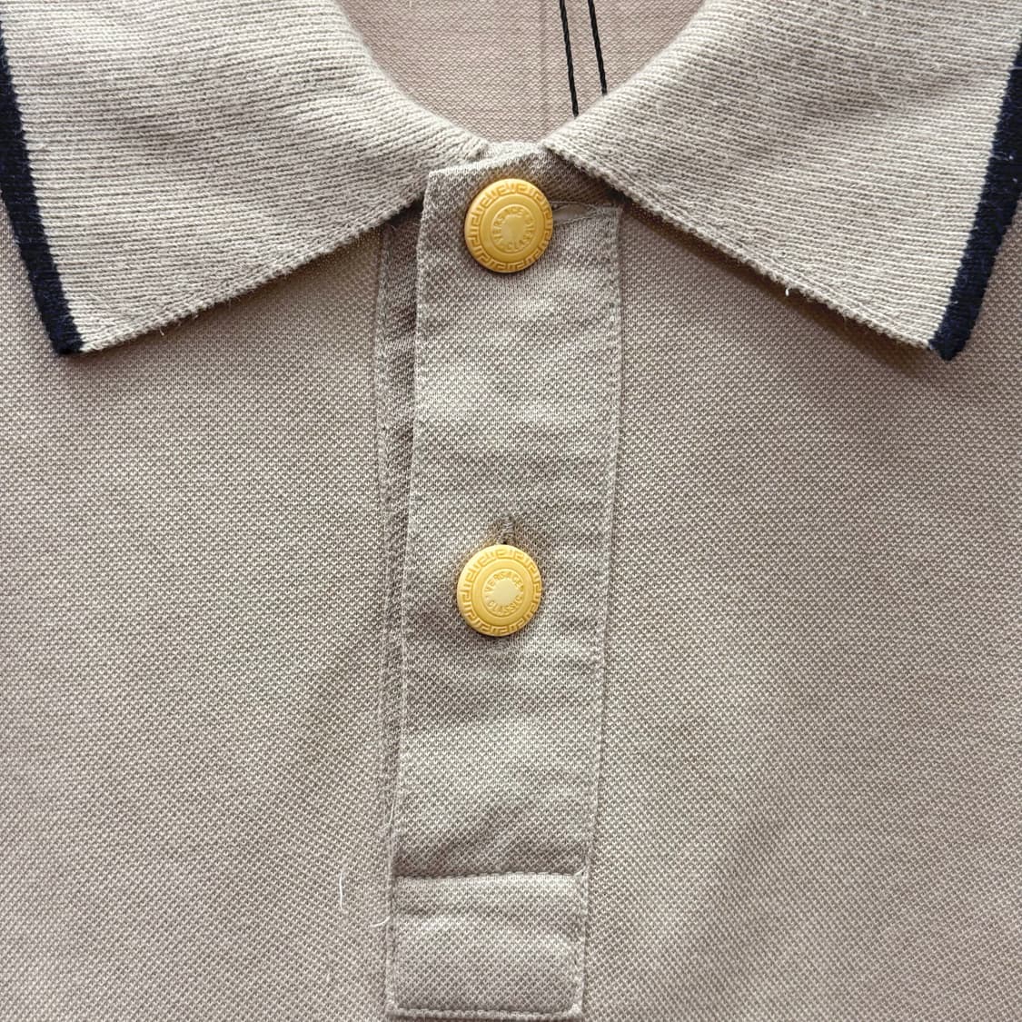 베르사체 클래식 V2 반팔 피케티 골드 버튼 디테일 배색 베이지 상품이미지6