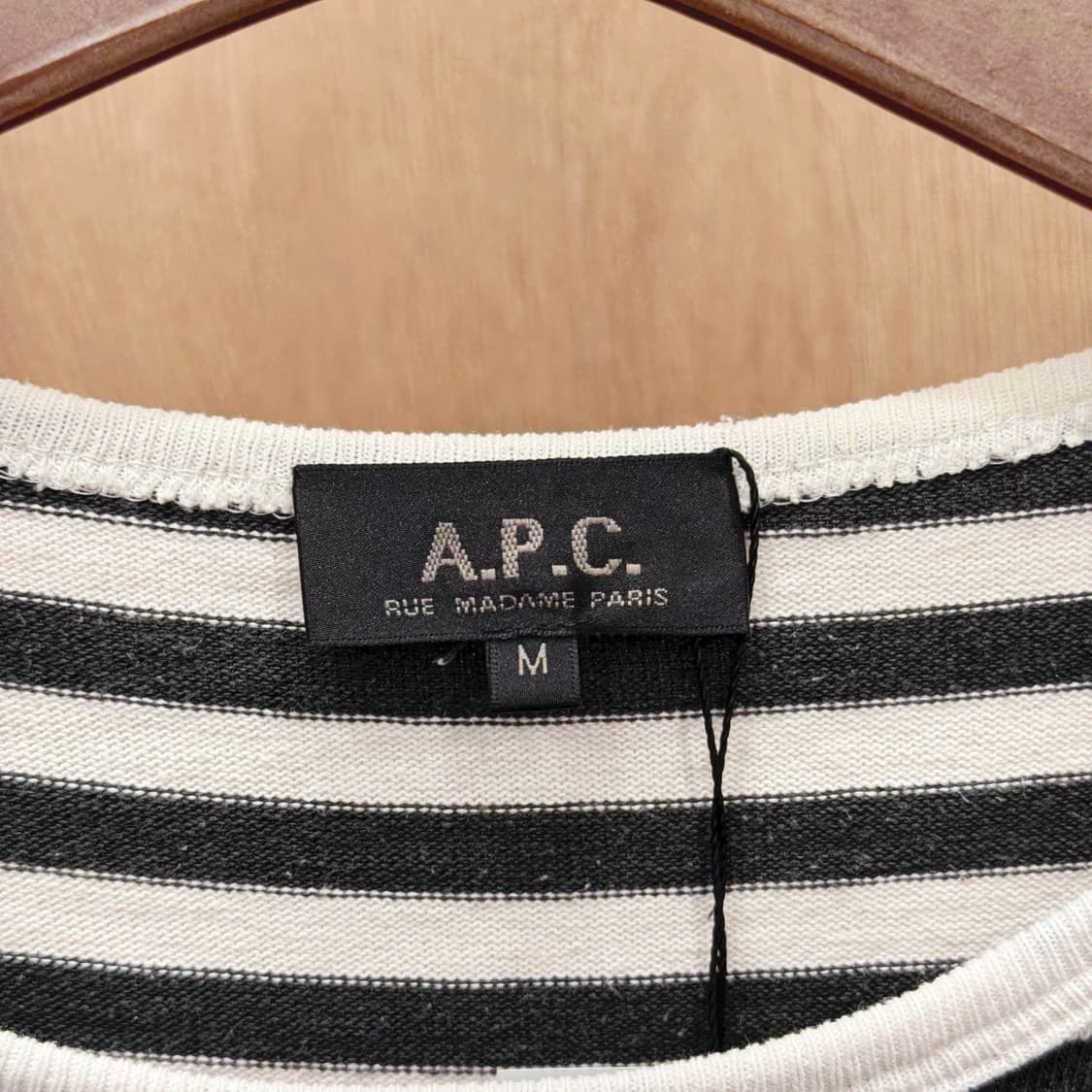 아페쎄 스트라이프 반팔 티셔츠 라운드넥 자수 디테일 블랙 아이보리 상품이미지7