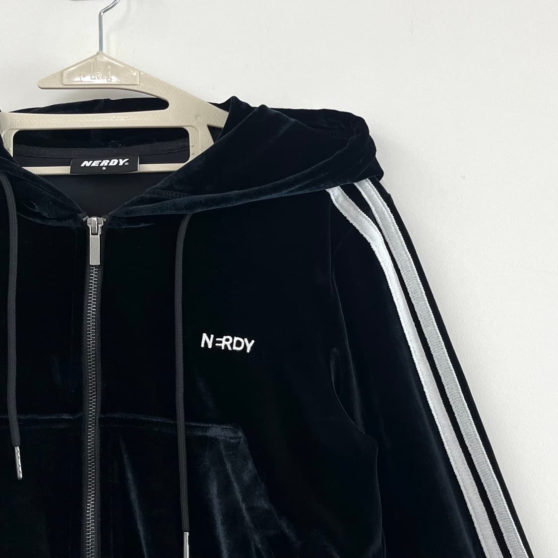 널디 벨벳 블랙 크롭 후디 트랙 탑 상품이미지4