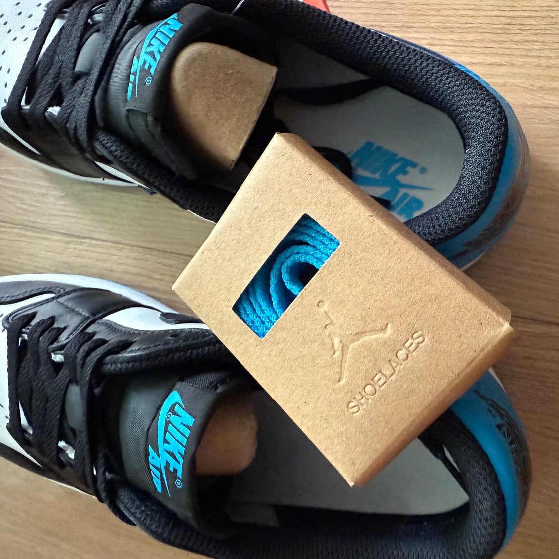 조던 1 레트로 로우 OG 블랙 앤 다크 파우더 블루 상품이미지10