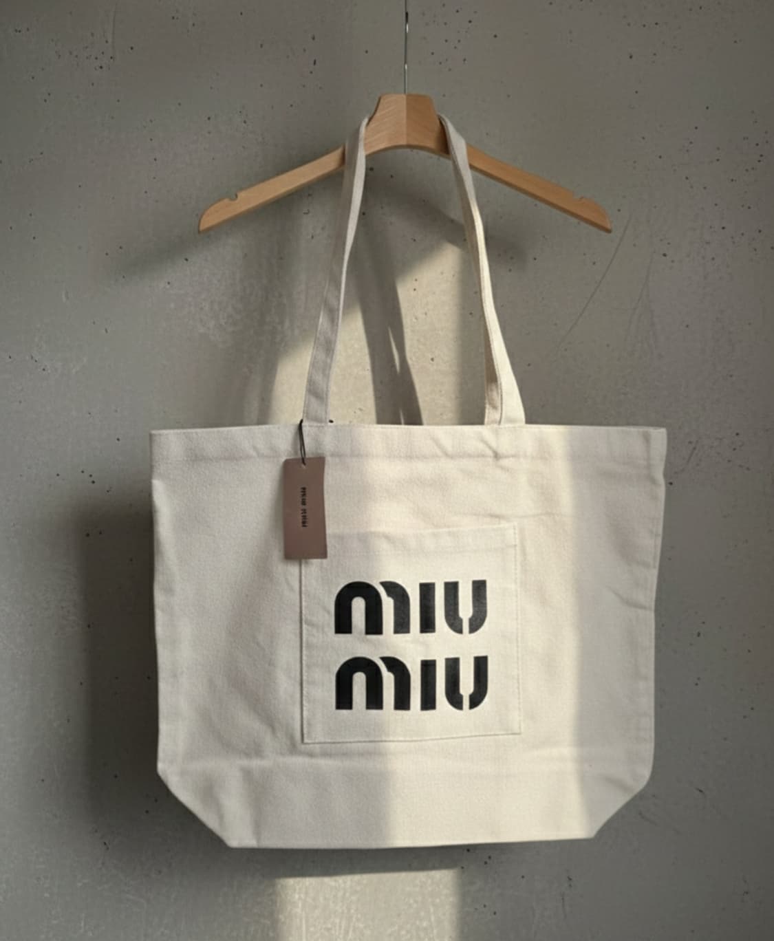 미우미우[MIU MIU] 로고 에코백 상품이미지1