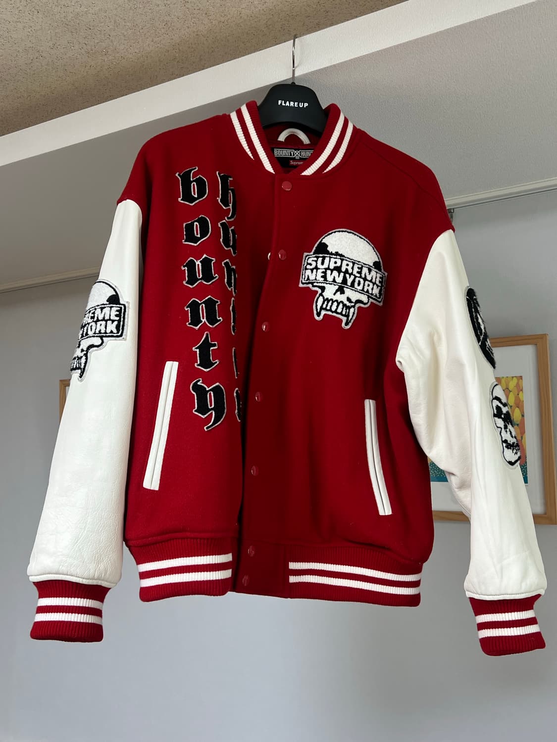 슈프림 x 바운티 헌터 바시티 자켓 레드 - 23FW 상품이미지1