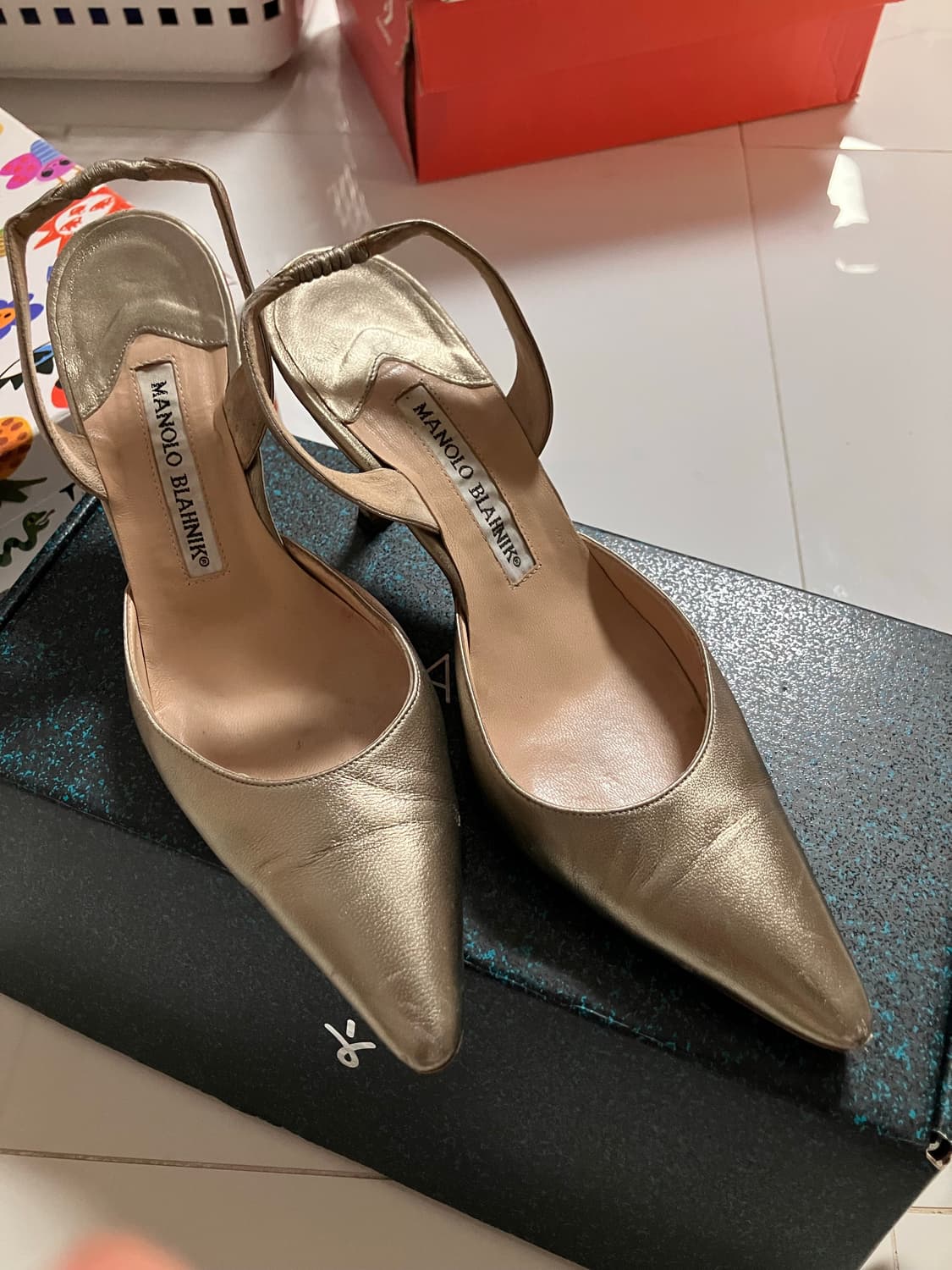 마놀로 블라닉 슬링백 금색 힐 포인티드토 상품이미지1