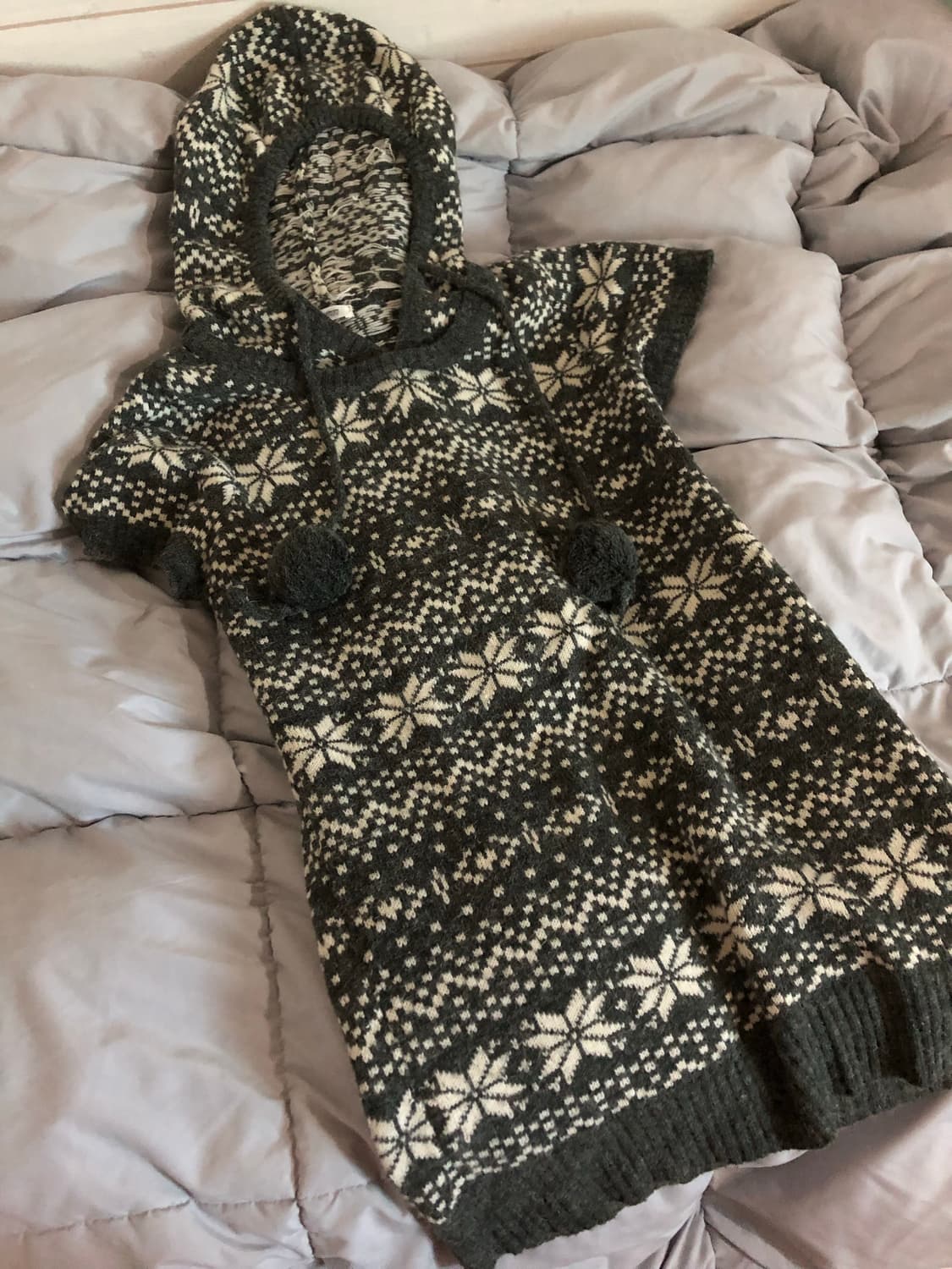 노르딕 차콜 후드 니트 원피스 폼폼 니트 상품이미지1