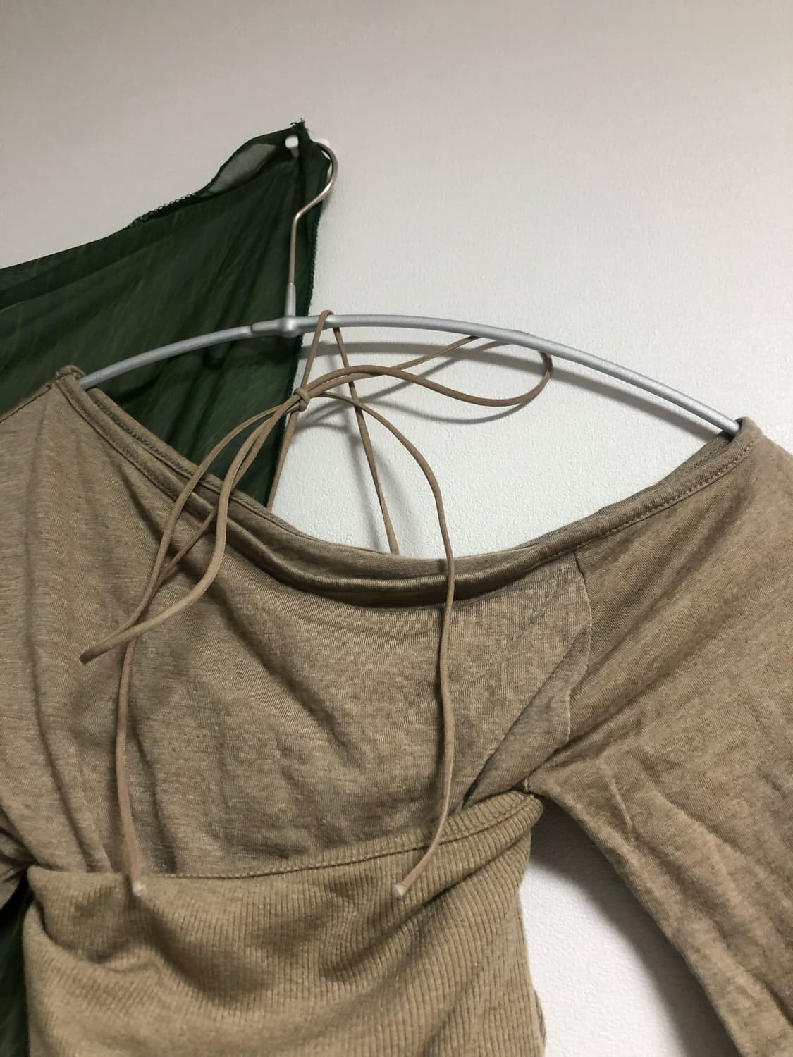 팁씨 레이어드 원오프숄더 카키 상품이미지4