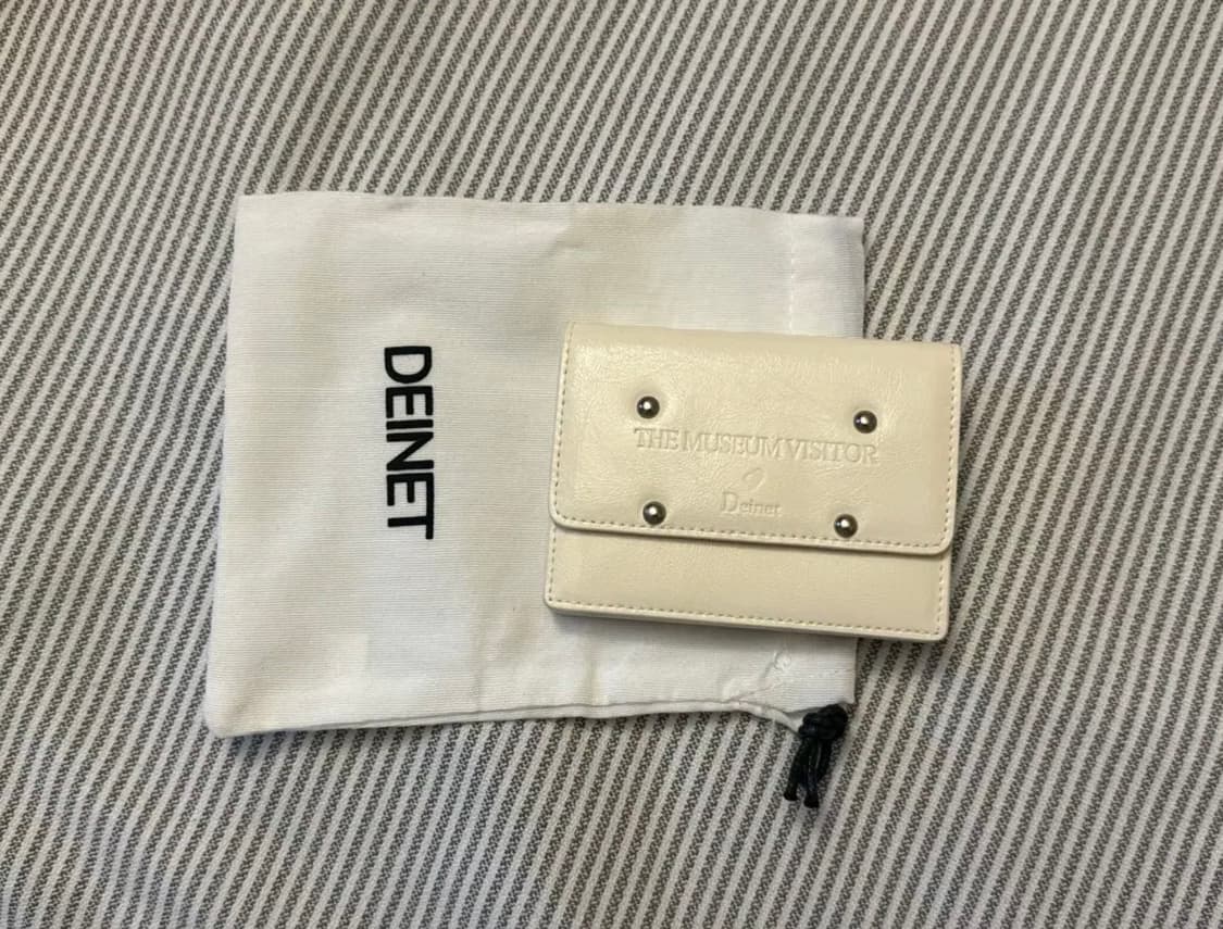 새상품) 다이닛 더뮤지엄비지터 콜라보 스터드 카드지갑 상품이미지1