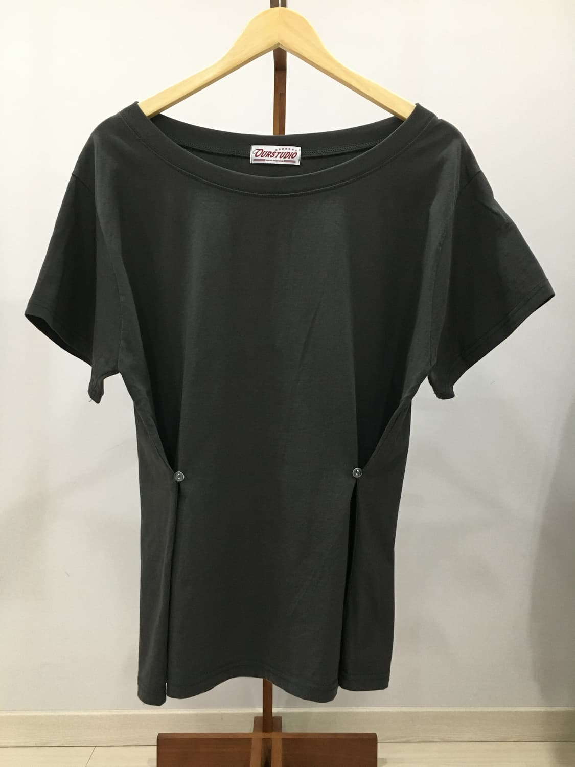 키이라 루즈버튼 원오프숄더티 상품이미지1