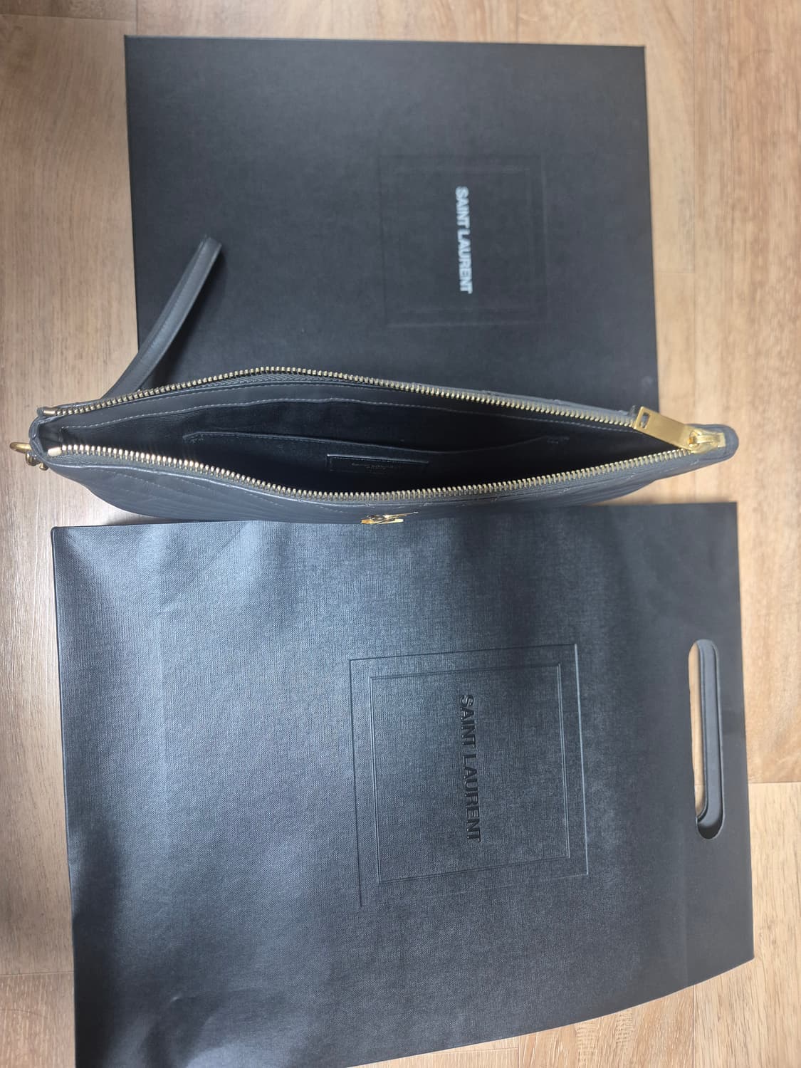 생로랑 마들라세 클러치 회색 상품이미지4