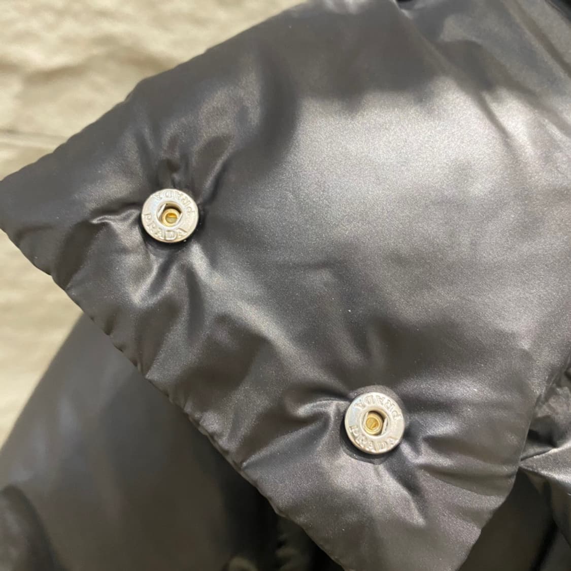 프라다 리나일론 크롭 컨버터블 다운 자켓 블랙 상품이미지4