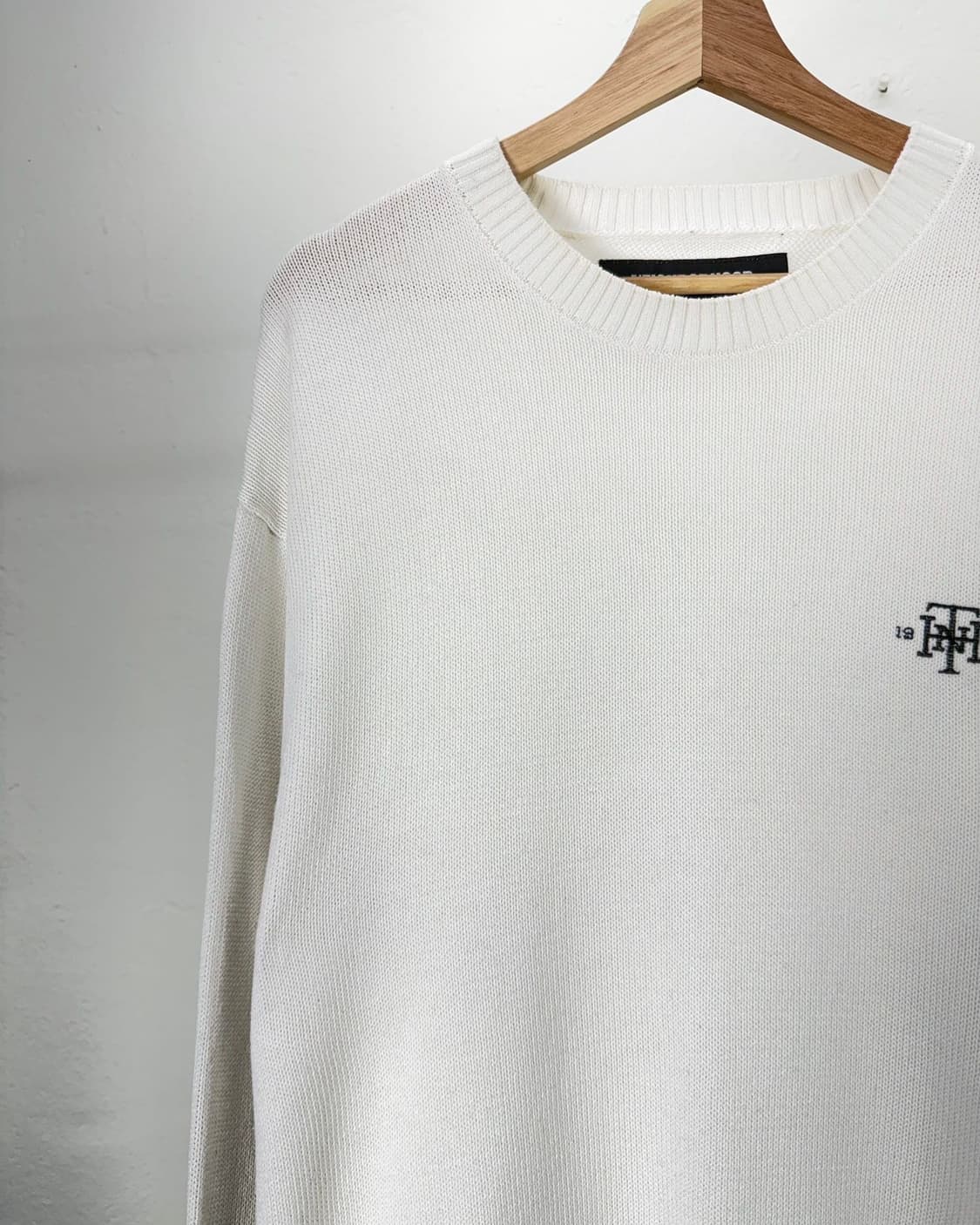 네이버후드 화이트 클래식 로고 크루넥 스웨트 셔츠 상품이미지2