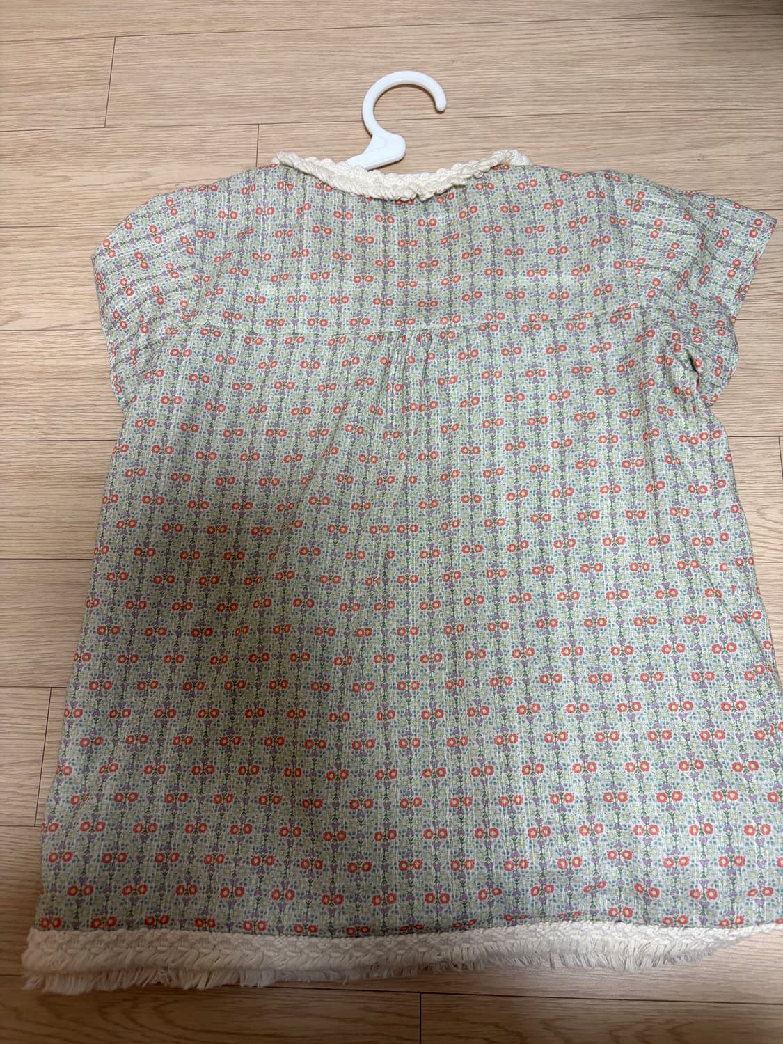 FRINGE SHIRRING BLOUSE LIGHT GREEN 상품이미지3