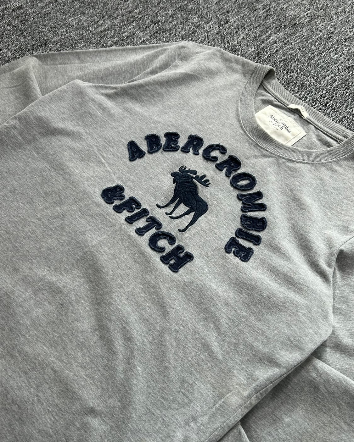 아베크롬비 y2k 스펠로고 그레이 롱슬리브  상품이미지3