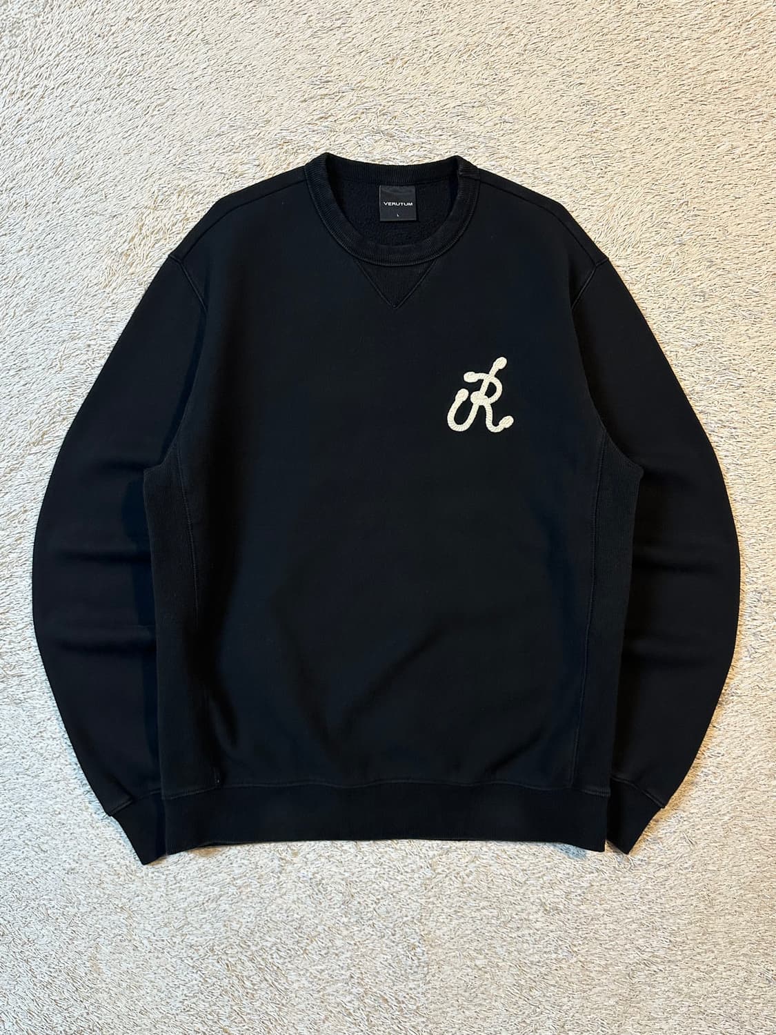 희귀) 베루툼 VERUTUM 로고 기모 맨투맨 블랙 상품이미지1