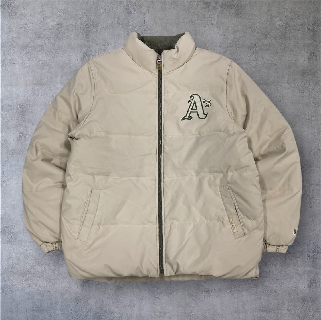 WWS 베이지 컬러 오클랜드 애슬레틱스 로고 푸퍼 패딩 상품이미지1