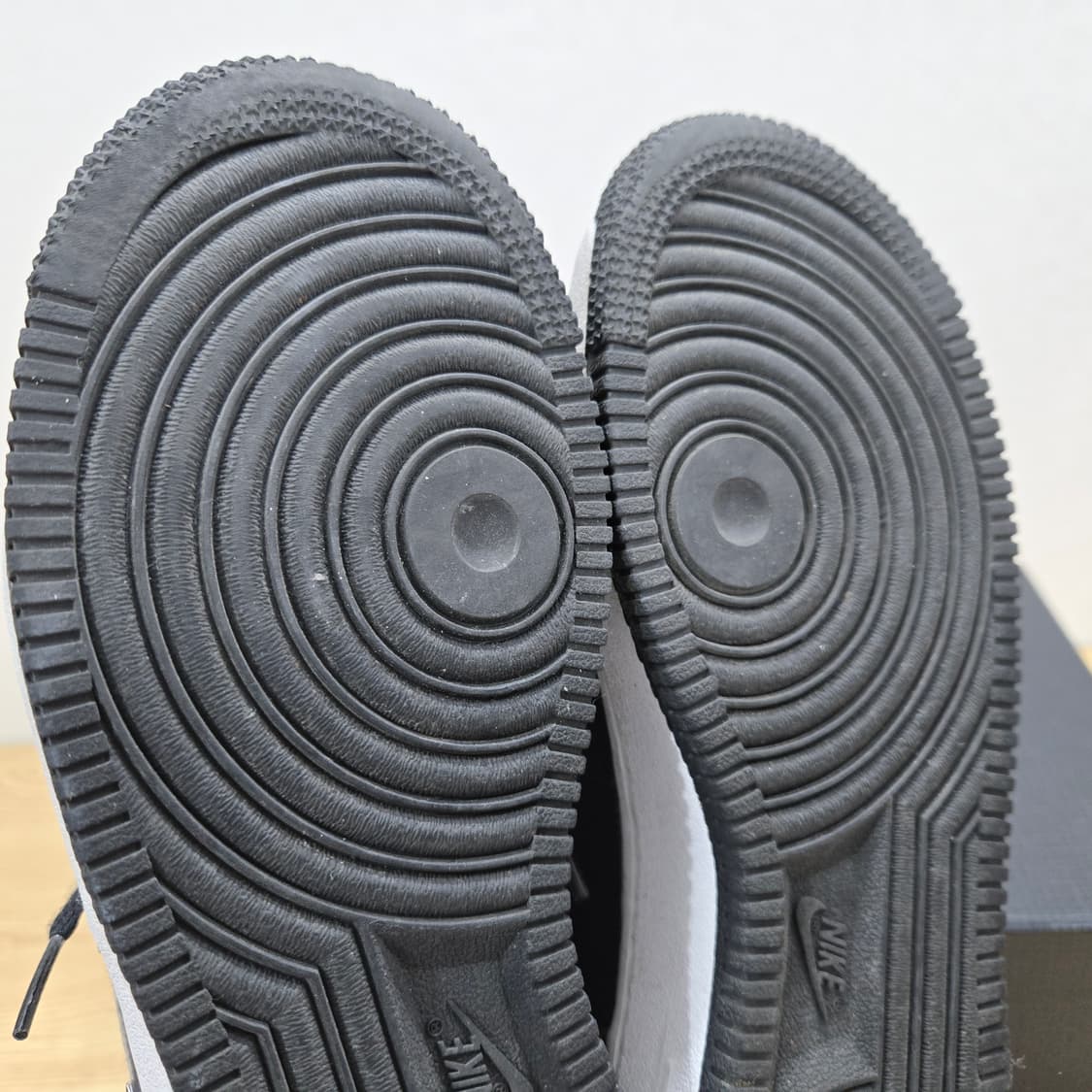 235 나이키 에어포스1 로우 검흰 스웨이드 상품이미지8