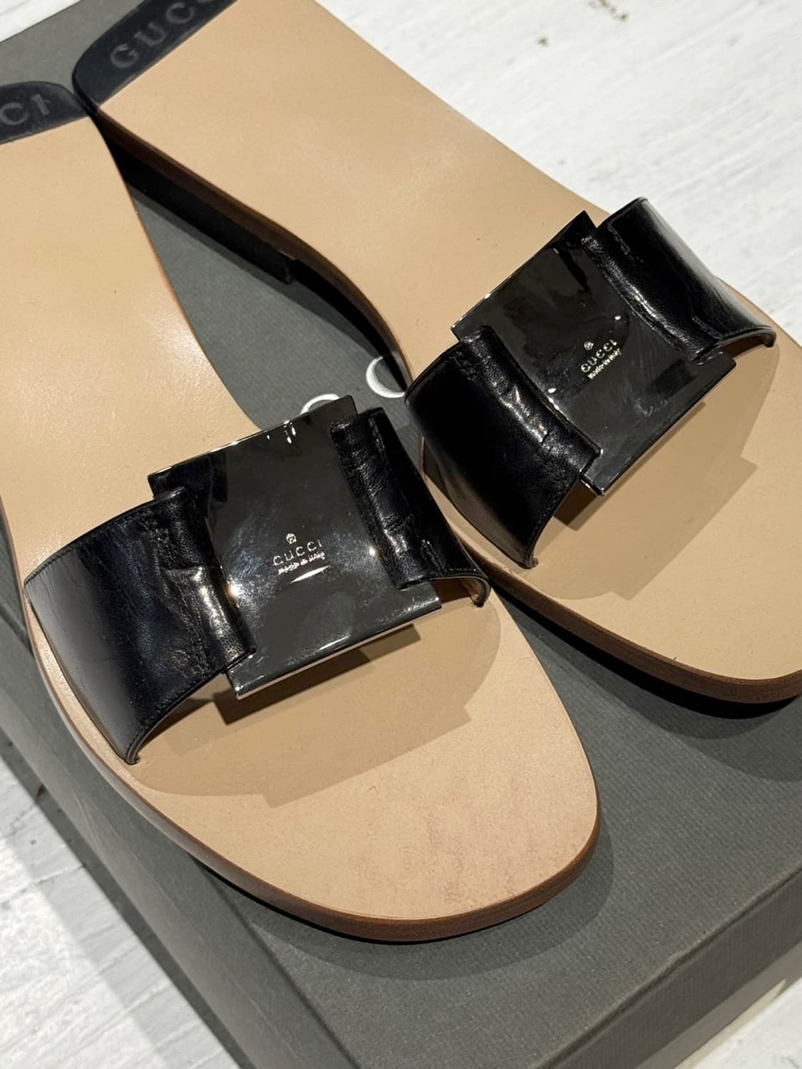 구찌 메탈 로고 레더 슬라이드 샌들 상품이미지8