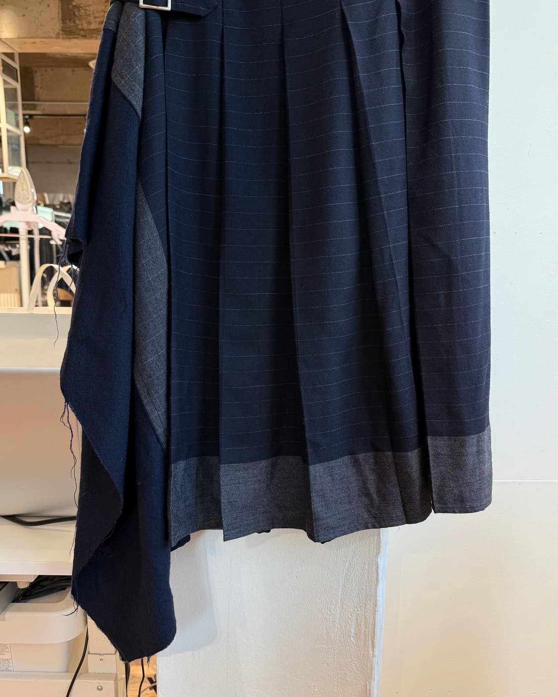 꼼데가르송 그레이 스트라이프 버클 핀턱 미디스커트  상품이미지4