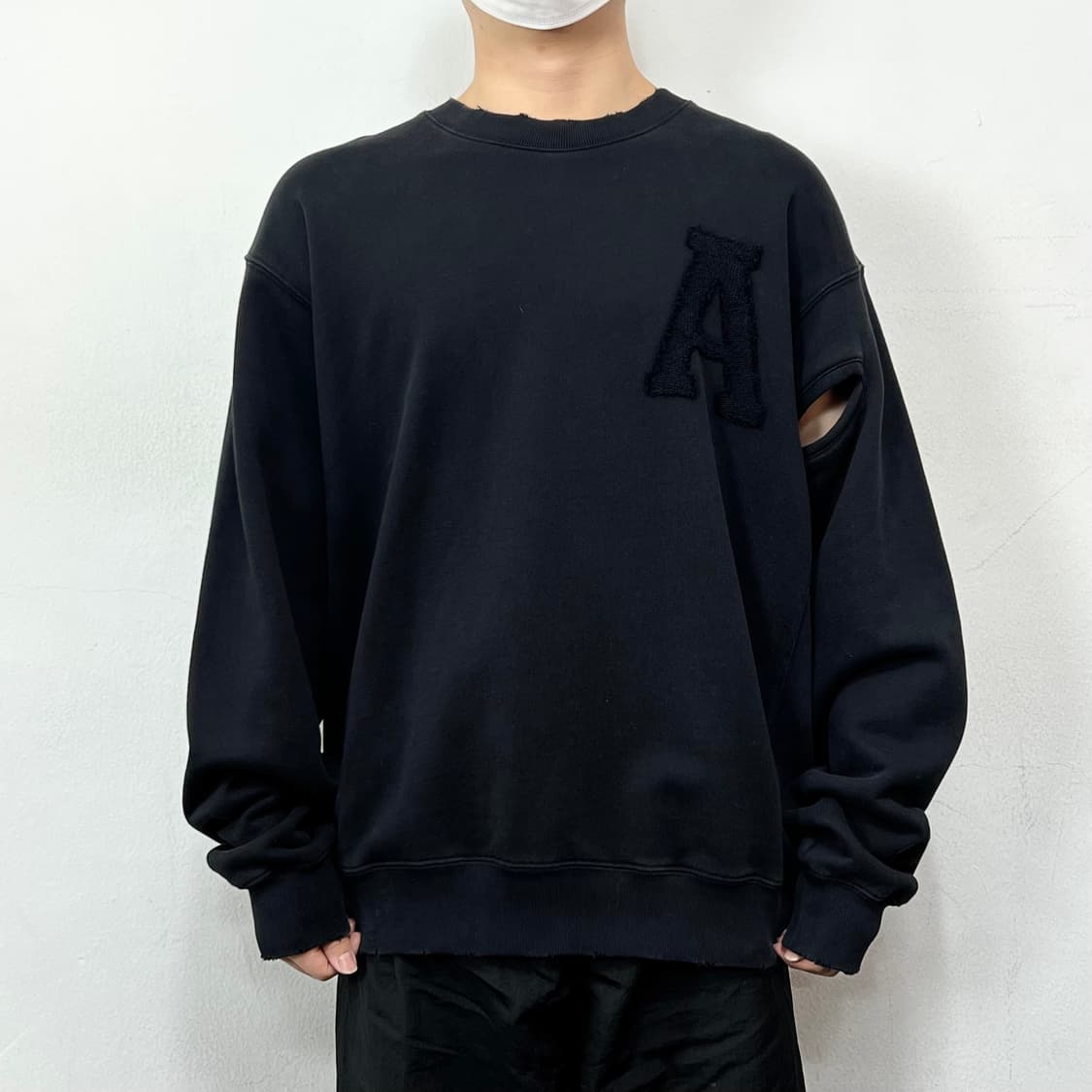 AMBUSH 앰부쉬 디스트로이드 홀 스웻 맨투맨 블랙 상품이미지2