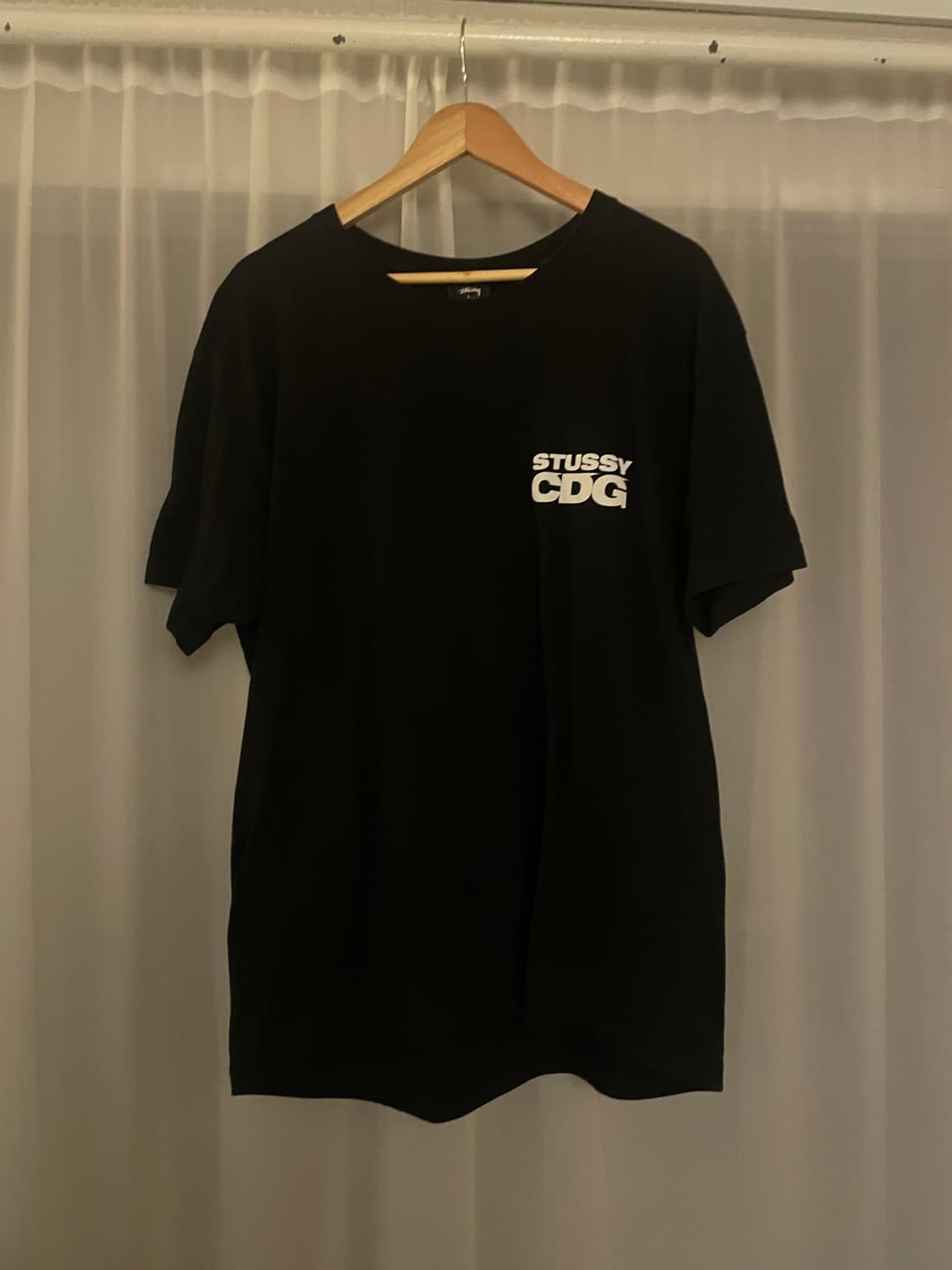 [L] CDGx스투시 꼼데 서프맨 반팔티 블랙 상품이미지1