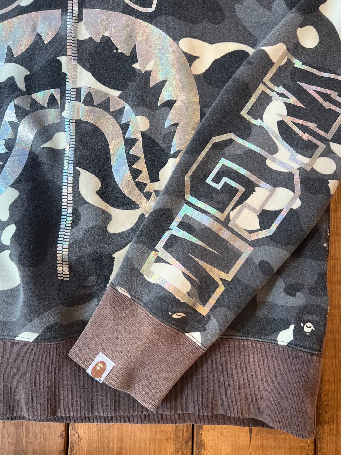 베이프 브리운 샤크 카모 홀로그램 맨투맨 상품이미지8