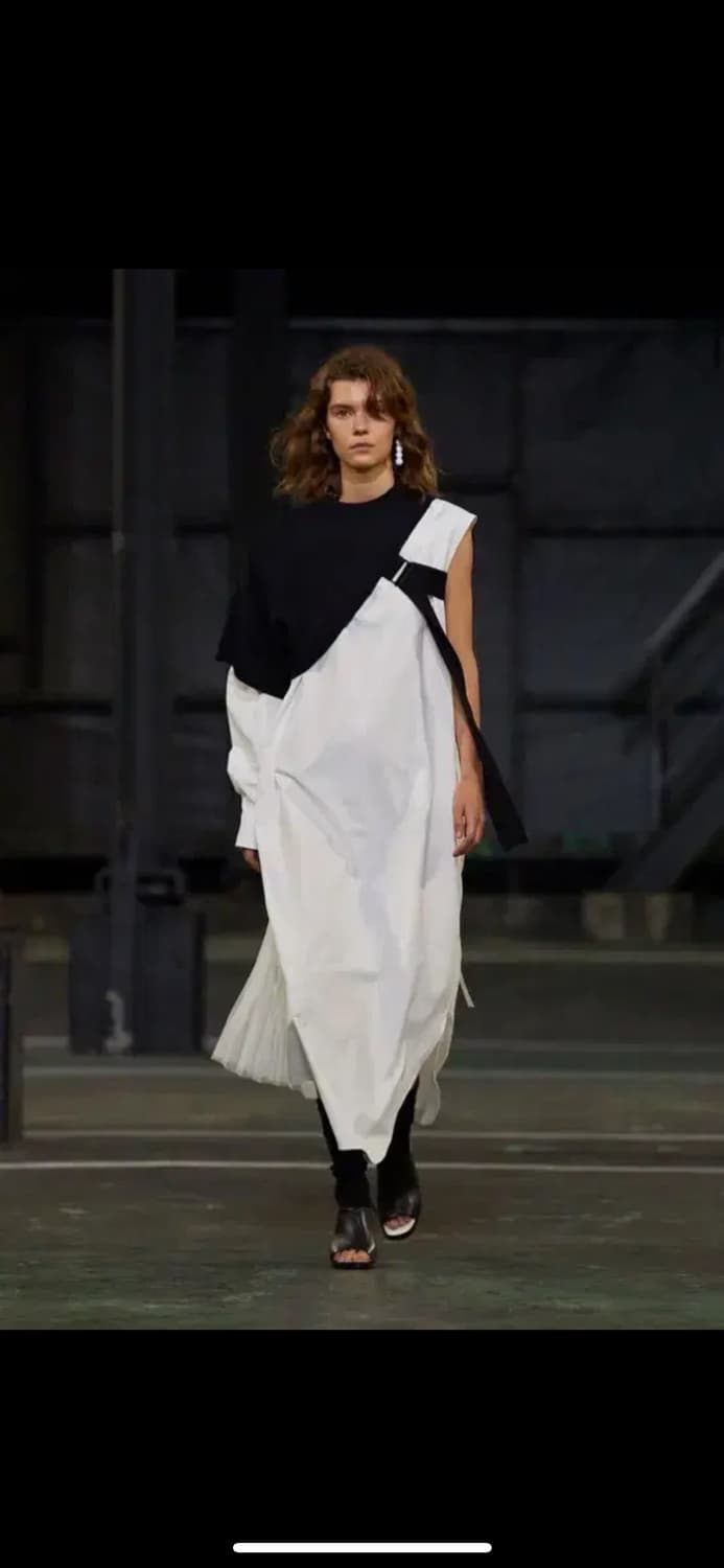 Hyke 하이크 ASYMMETRIC SWEATER TOP 상품이미지1