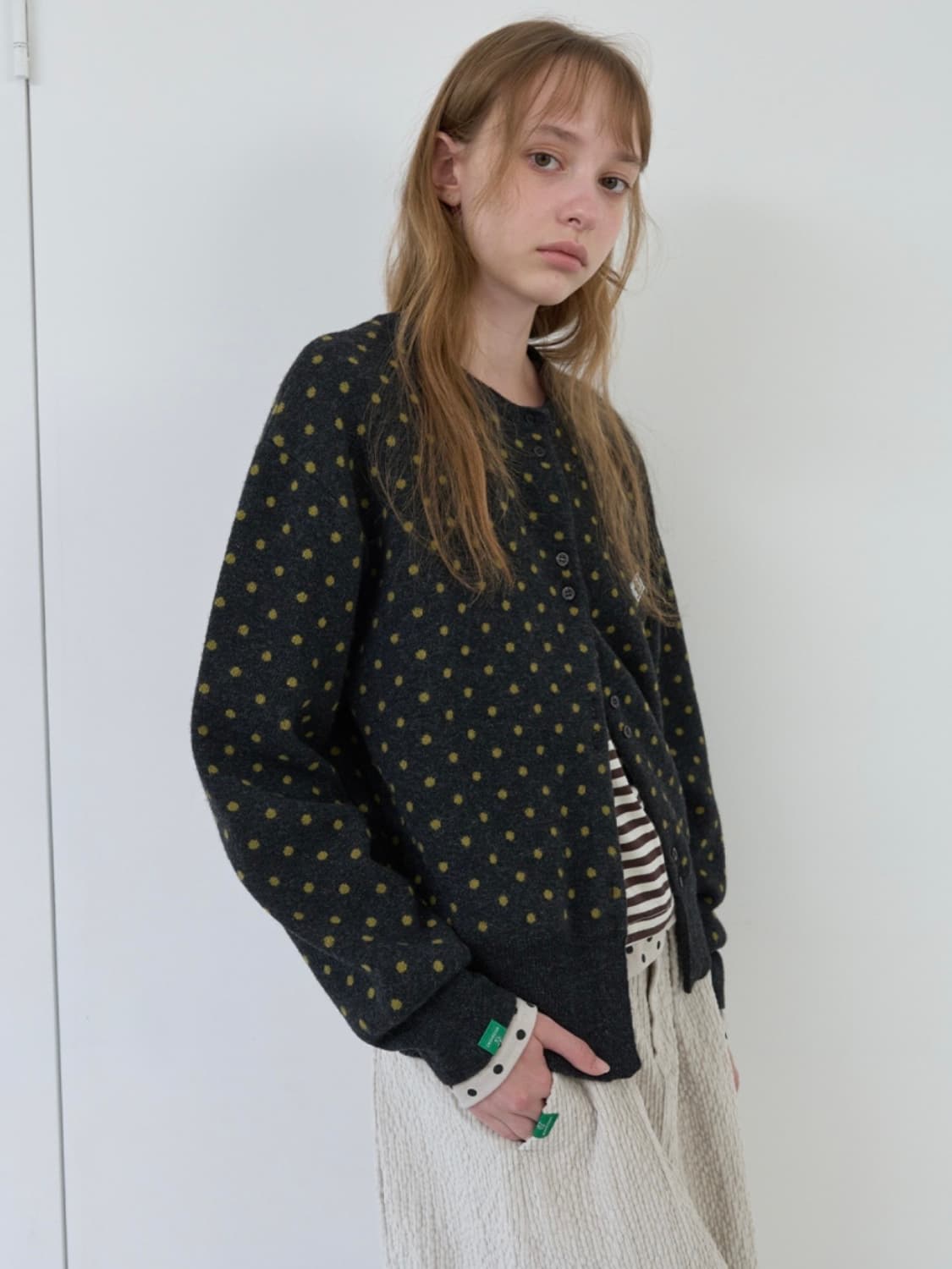 [새상품] 노컨텐츠 도트 울가디건 차콜 상품이미지3