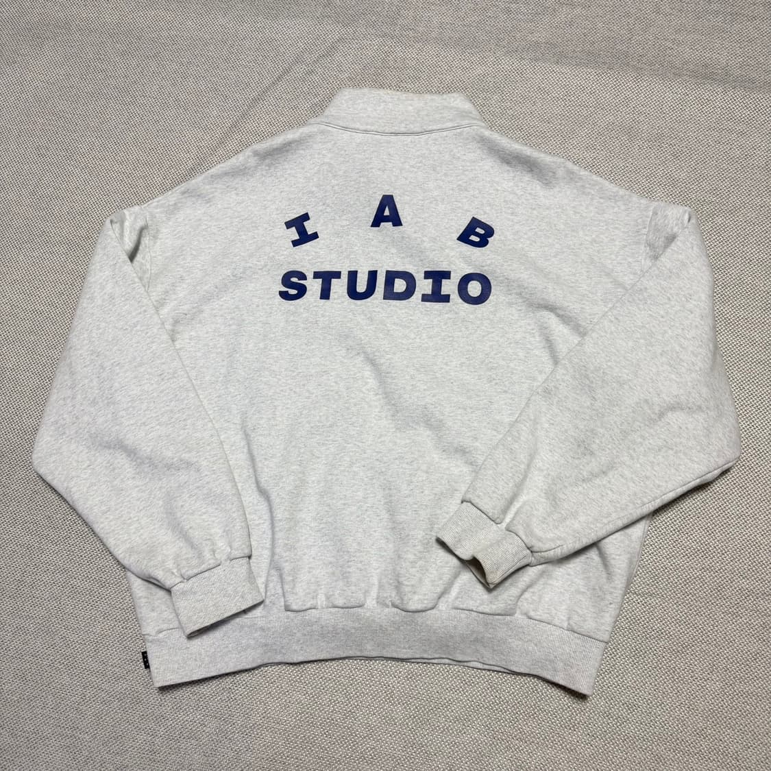 아이앱 IAB 스튜디오 하프집업 맨투맨 상품이미지4