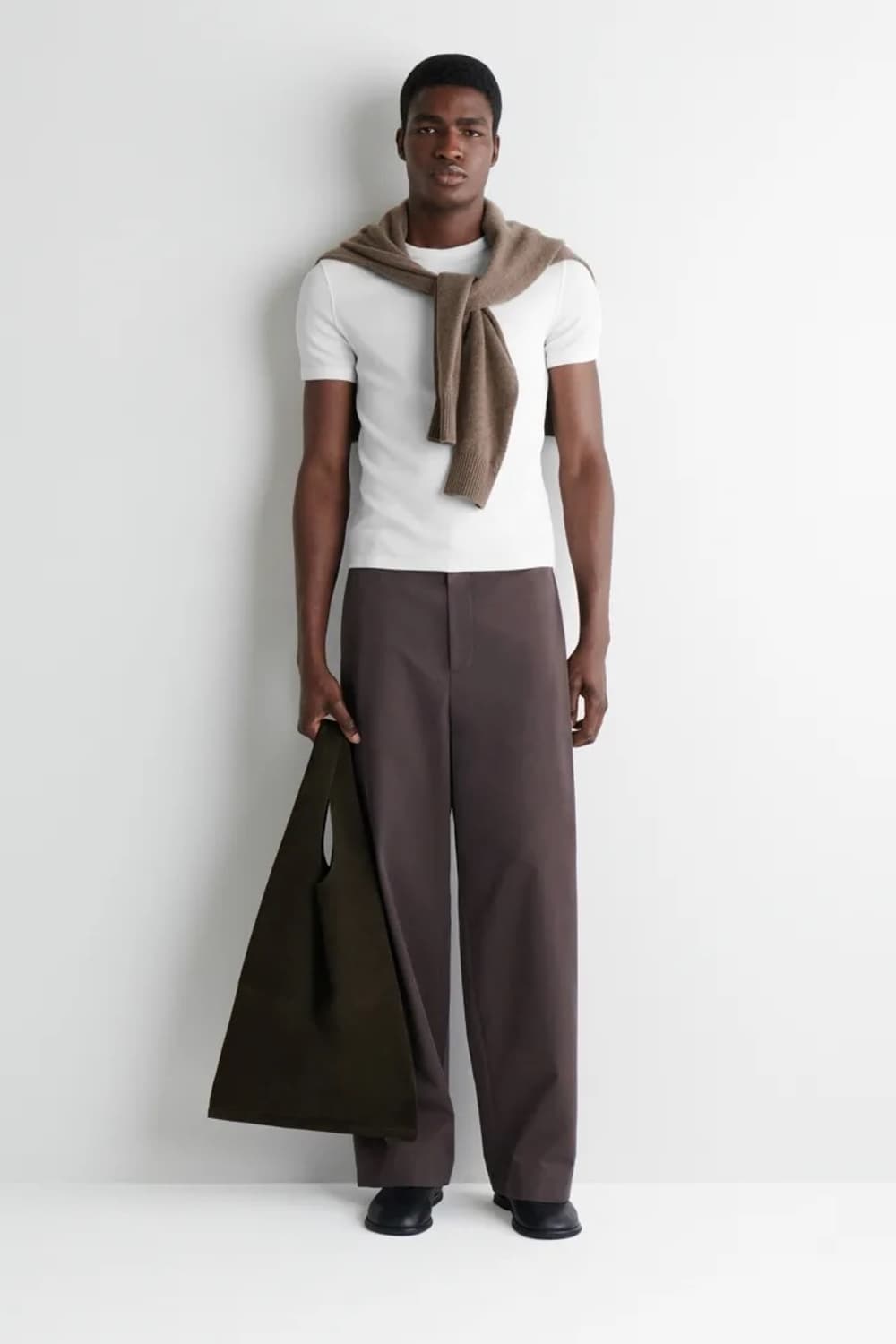 코스 슬라우치 스웨이드 토트백 초콜릿 컬러 상품이미지2