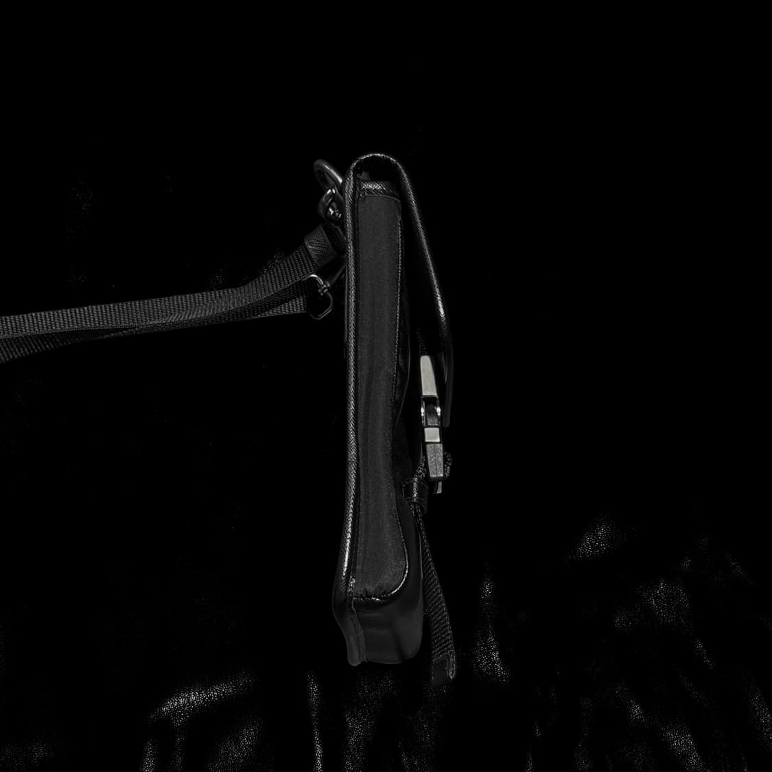 프라다 사피아노 리나일론 스트랩 폰 케이스백 블랙 상품이미지4