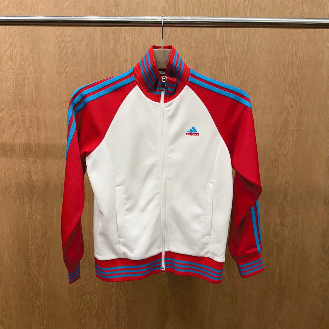 아디다스 져지 레드 배색 블루 삼선 로고 자수 디테일 아이보리 상품이미지2