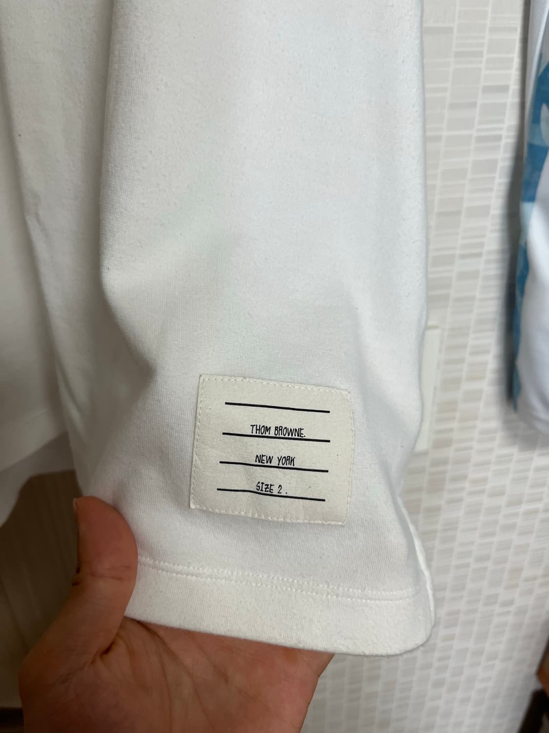 톰브라운 화이트 사선 반팔티 2사이즈 상품이미지3