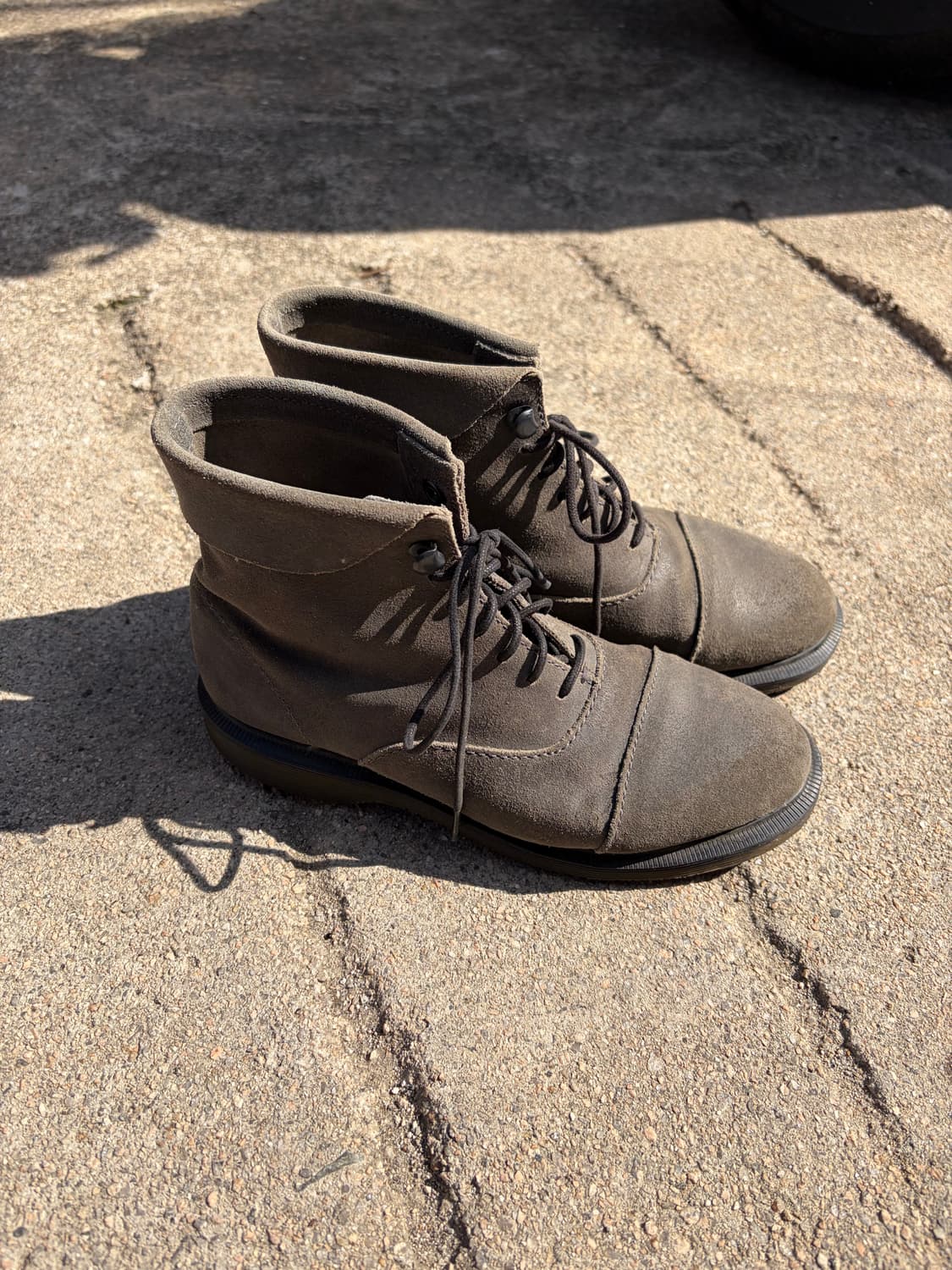 230) Dr. Martens 브라운 스웨이드 레이스업 부츠  상품이미지2
