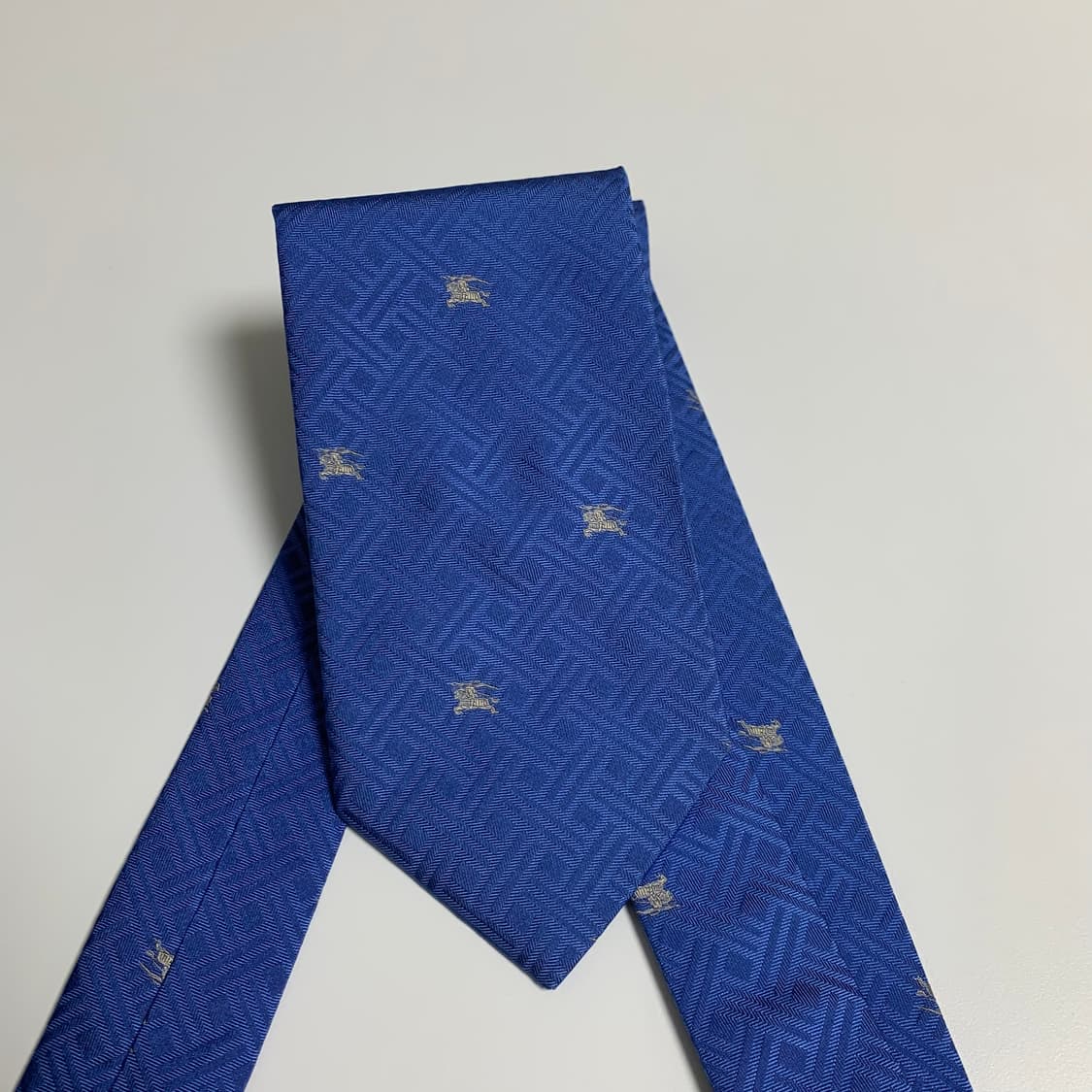 버버리(BURBERRY) 블루컬러 모노그램 신형 명품넥타이 최상급 상품이미지10
