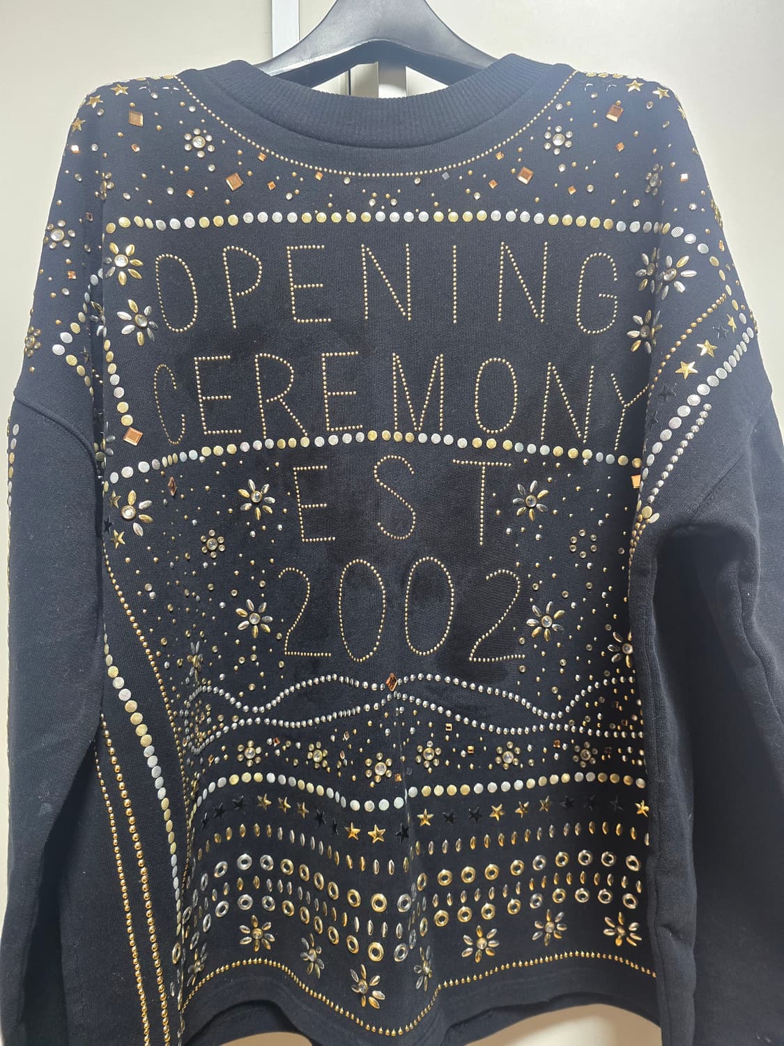 오프닝세레모니 스터드 맨투맨 상품이미지1