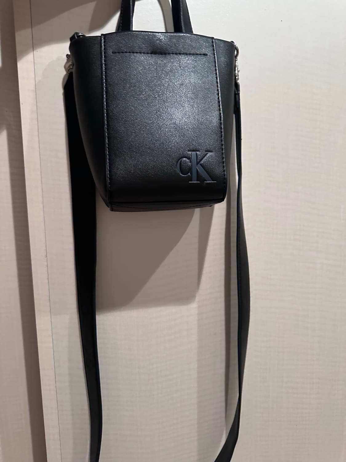 캘빈클라인 크로스백 상품이미지1