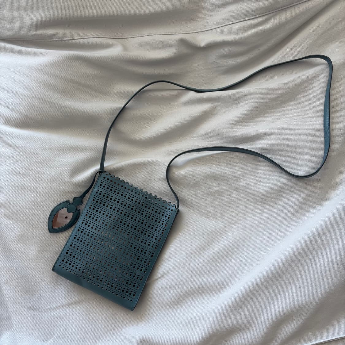 알라이아 레이저컷 미니 크로스백 상품이미지2