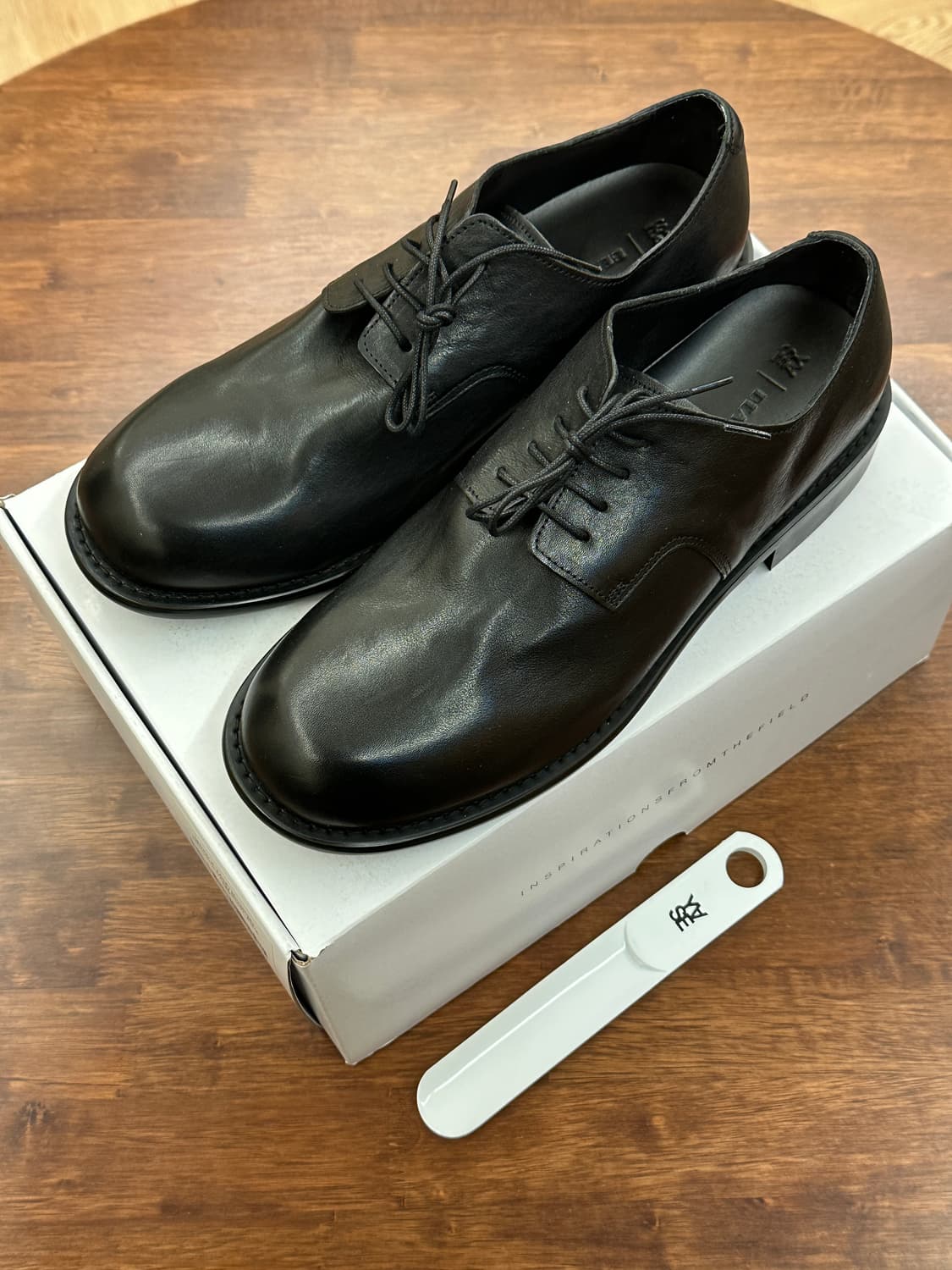 [새제품] 야세 YASE 홀리 홀스하이드 컴포트 더비 슈즈 블랙 US10 상품이미지1