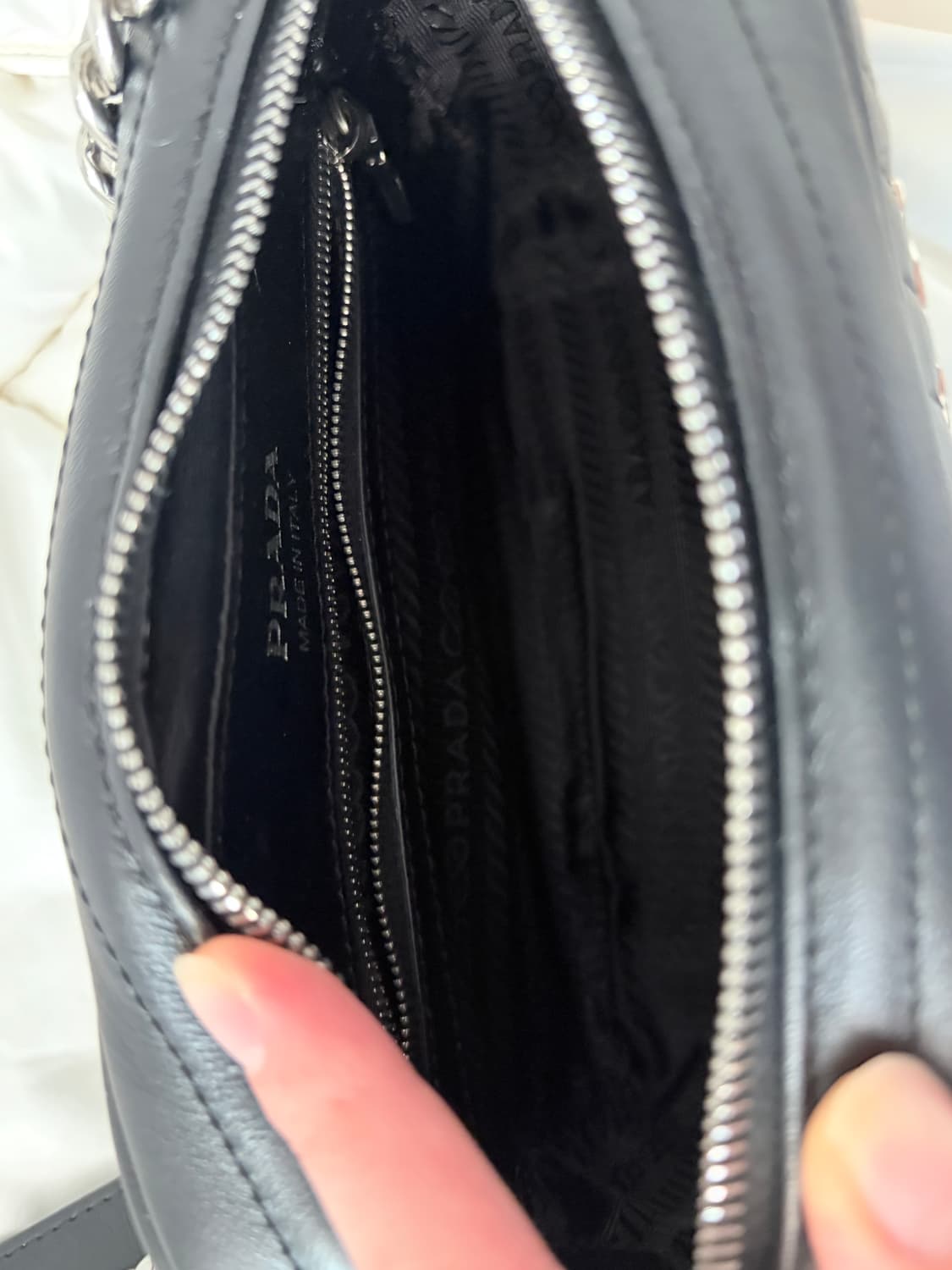 프라다 다이어그램 은장 크로스백 상품이미지6