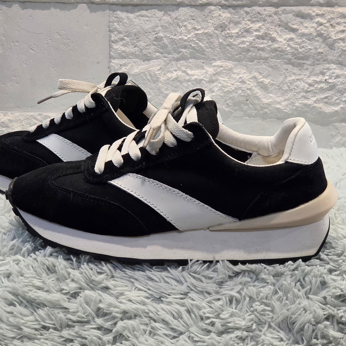 1w-28:베어파우(BEARPAW) 레트로 러너 스니커즈 블랙 24cm 상품이미지2