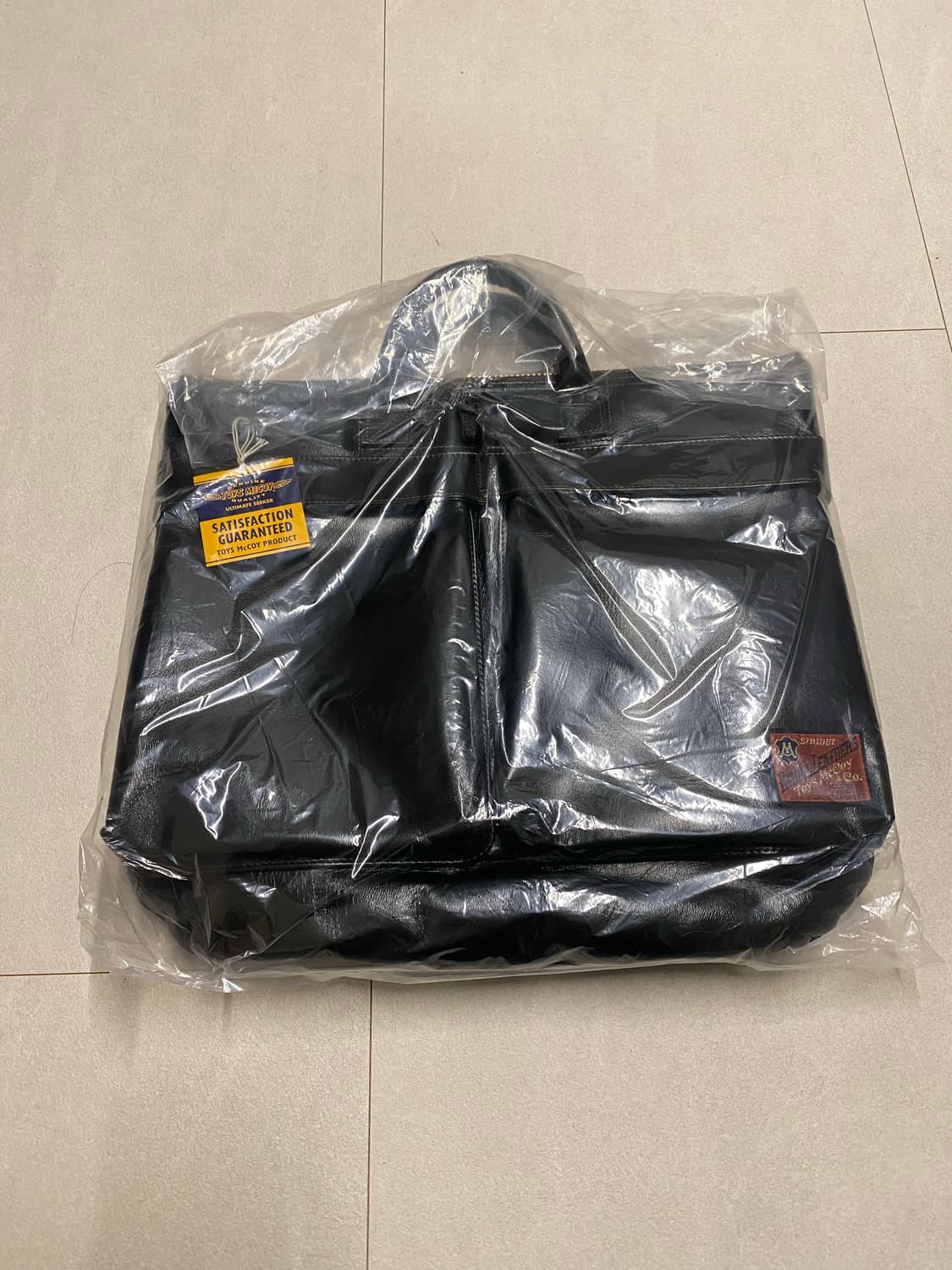 토이즈맥코이 레더 헬멧백 브라운 판매합니다. 상품이미지4