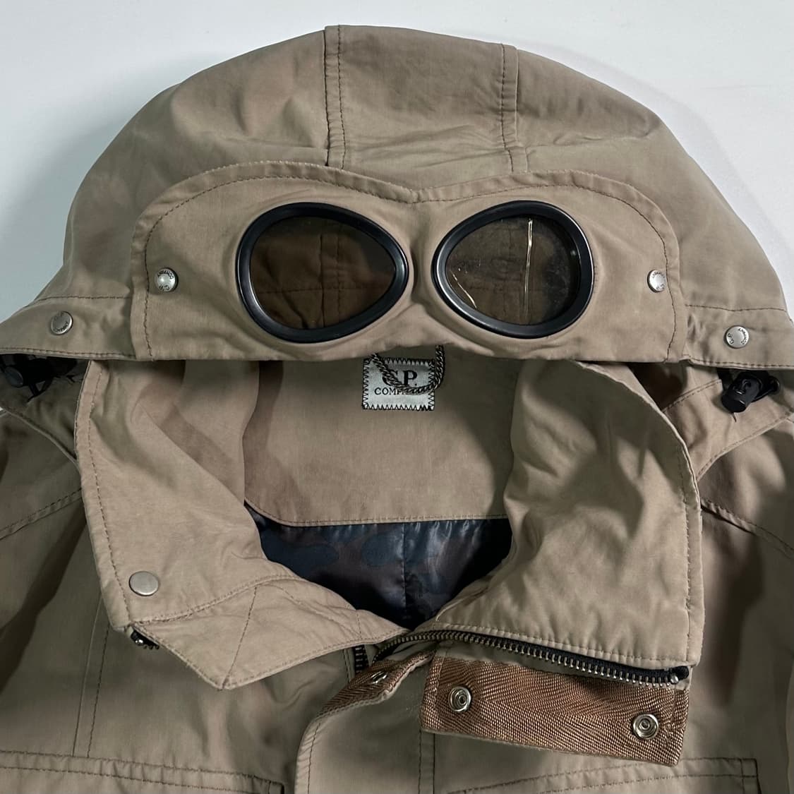 CP컴퍼니 베이지 고글 후드 자켓  상품이미지4