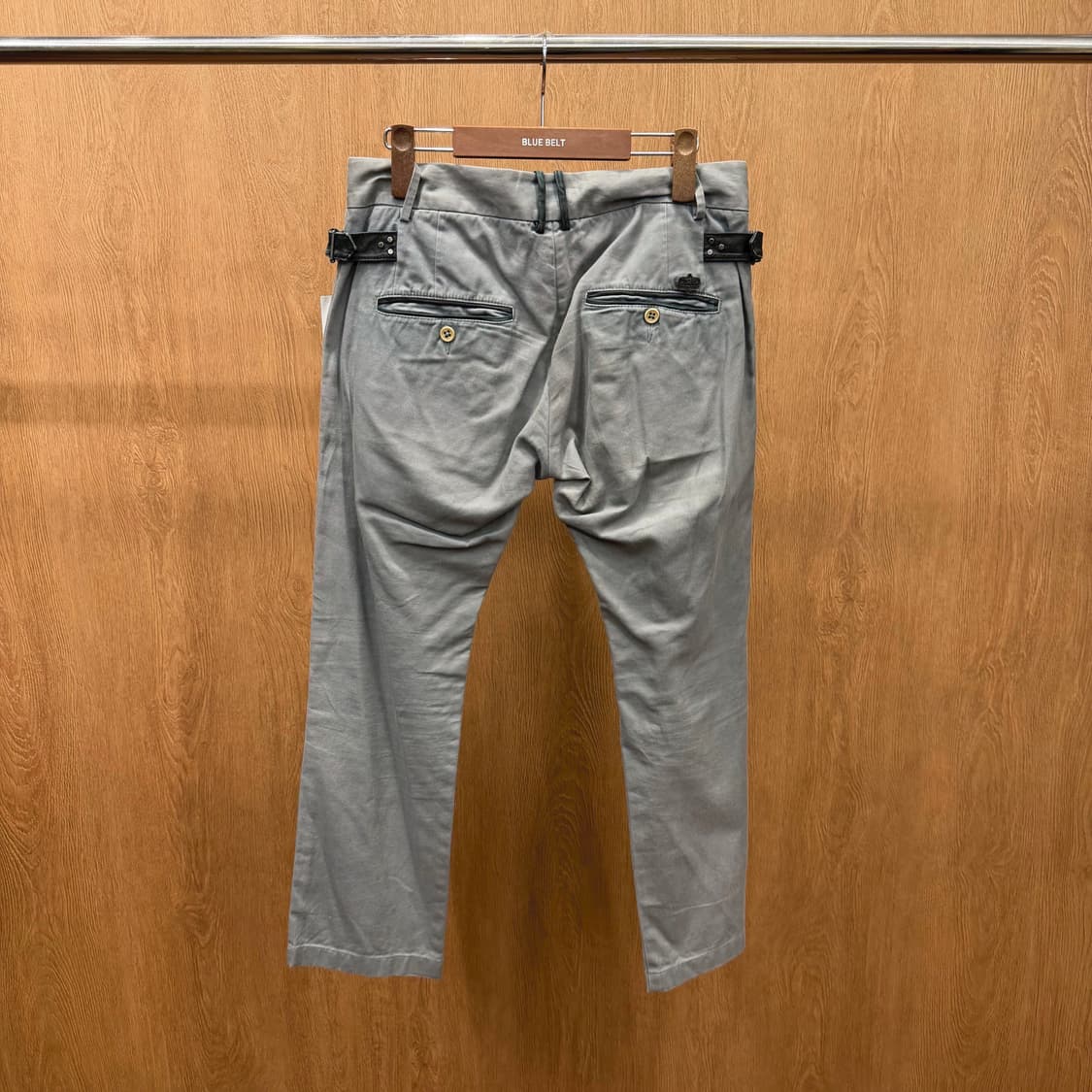 디젤 코튼 팬츠 사이드 레더 스트랩 로고 메탈 장식 스트레이트핏 그레이 상품이미지3