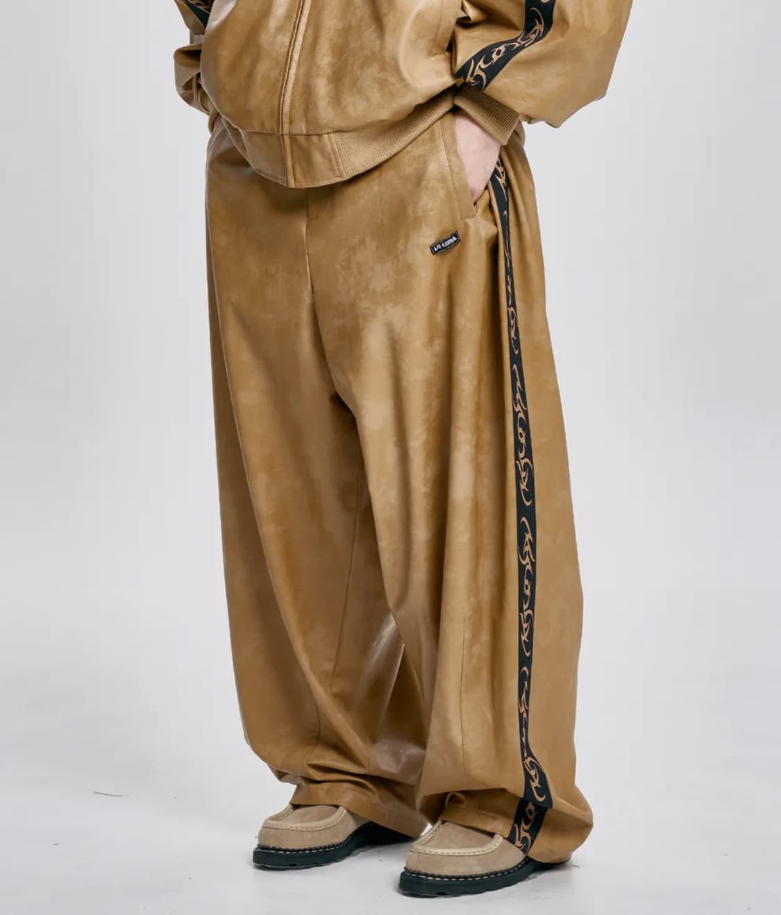 아조바이아조 비건레더 셋업 카멜 상품이미지5