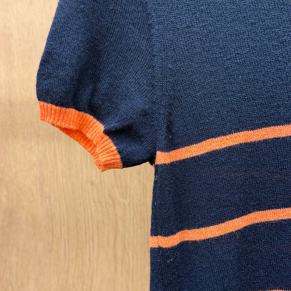막스앤코 반팔 니트 스트라이프 디테일 슬림핏 네이비 오렌지 배색 상품이미지6