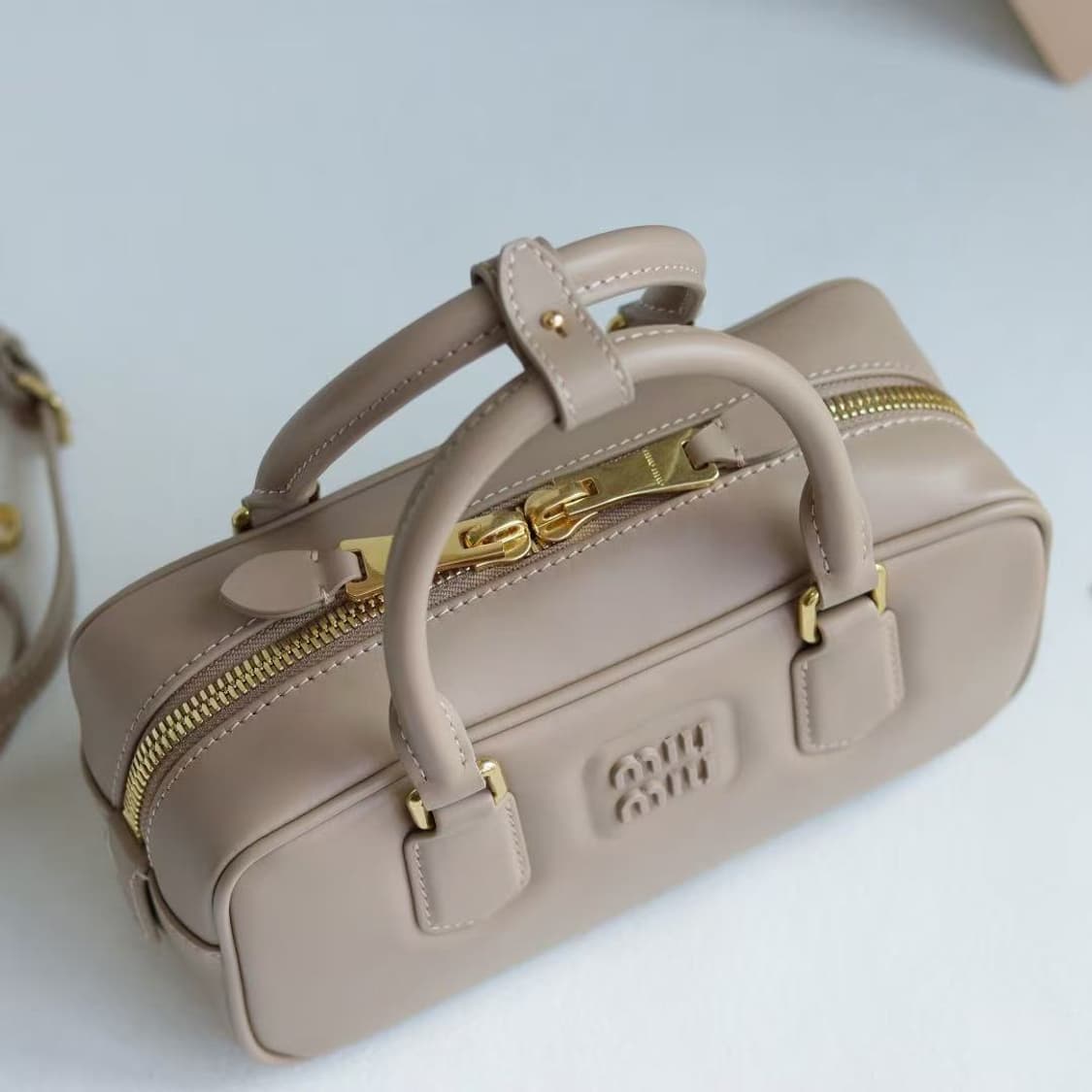 미우 미우 아르카디 레더 미니백 초크 화이트 상품이미지7