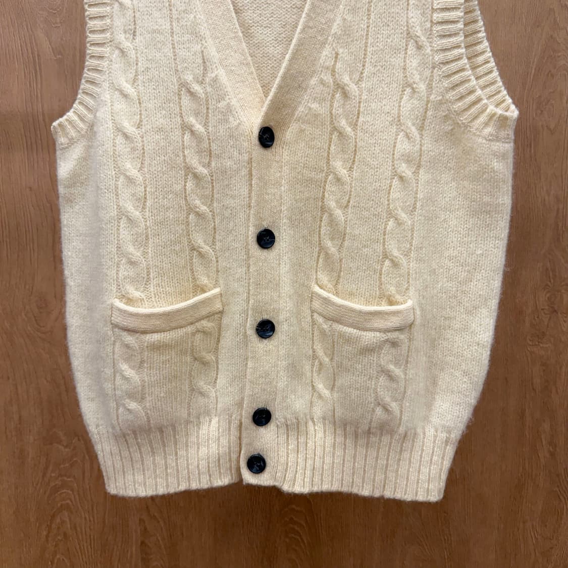 틴비 울 니트 베스트 케이블 짜임 버튼 포켓 브이넥 클래식 아이보리 상품이미지5