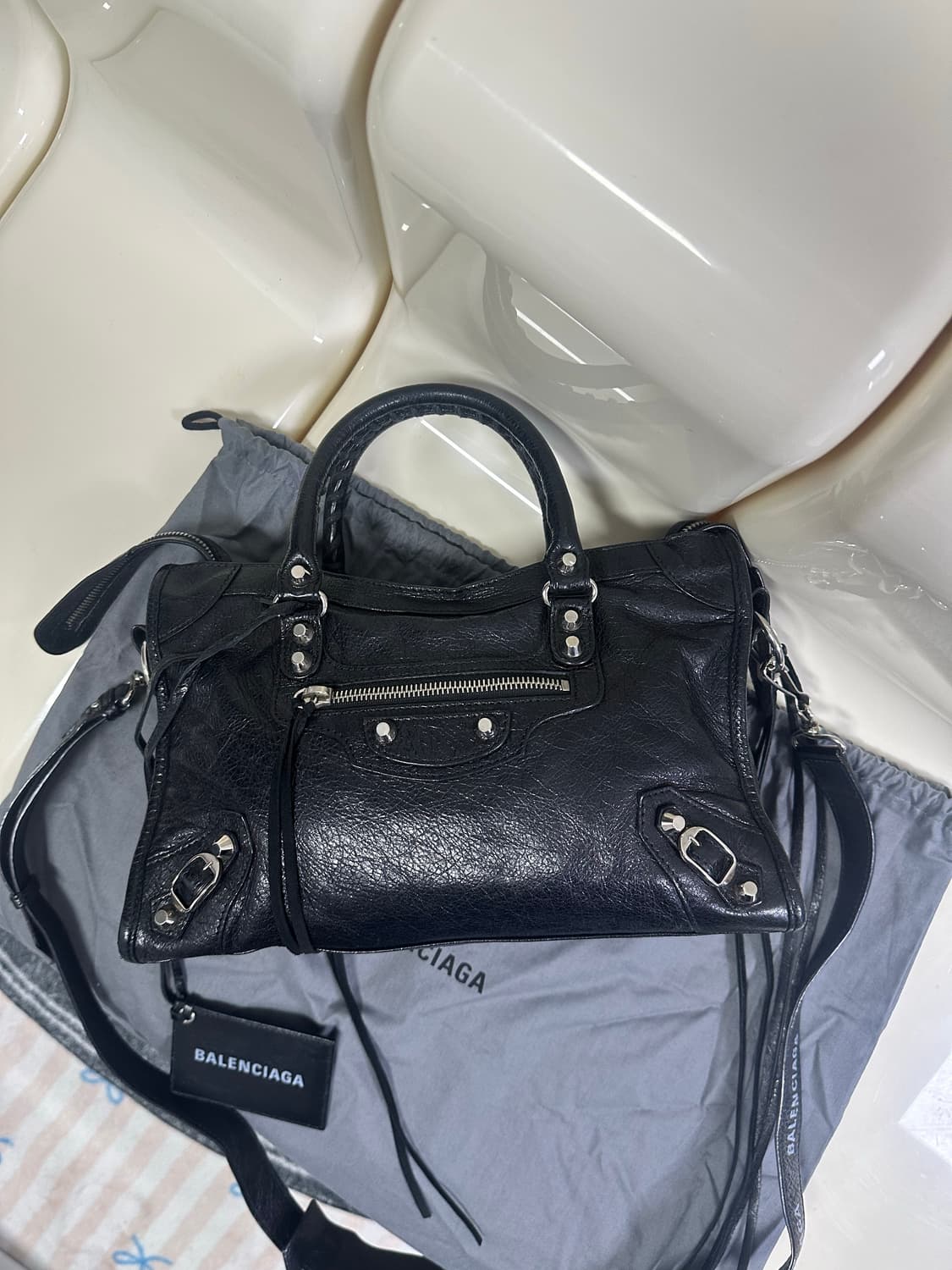 [A+ 정품] 발렌시아가 시티 모터백 블랙 스몰 로고스트랩 상품이미지6